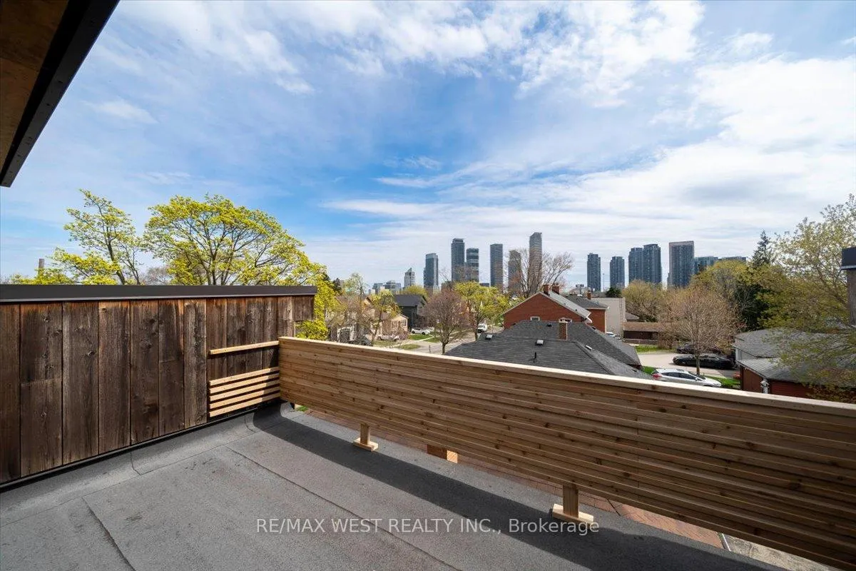 Photo 9 of 38 Smithfield Drive, Etobicoke, Stonegate-Queensway — HOMEH