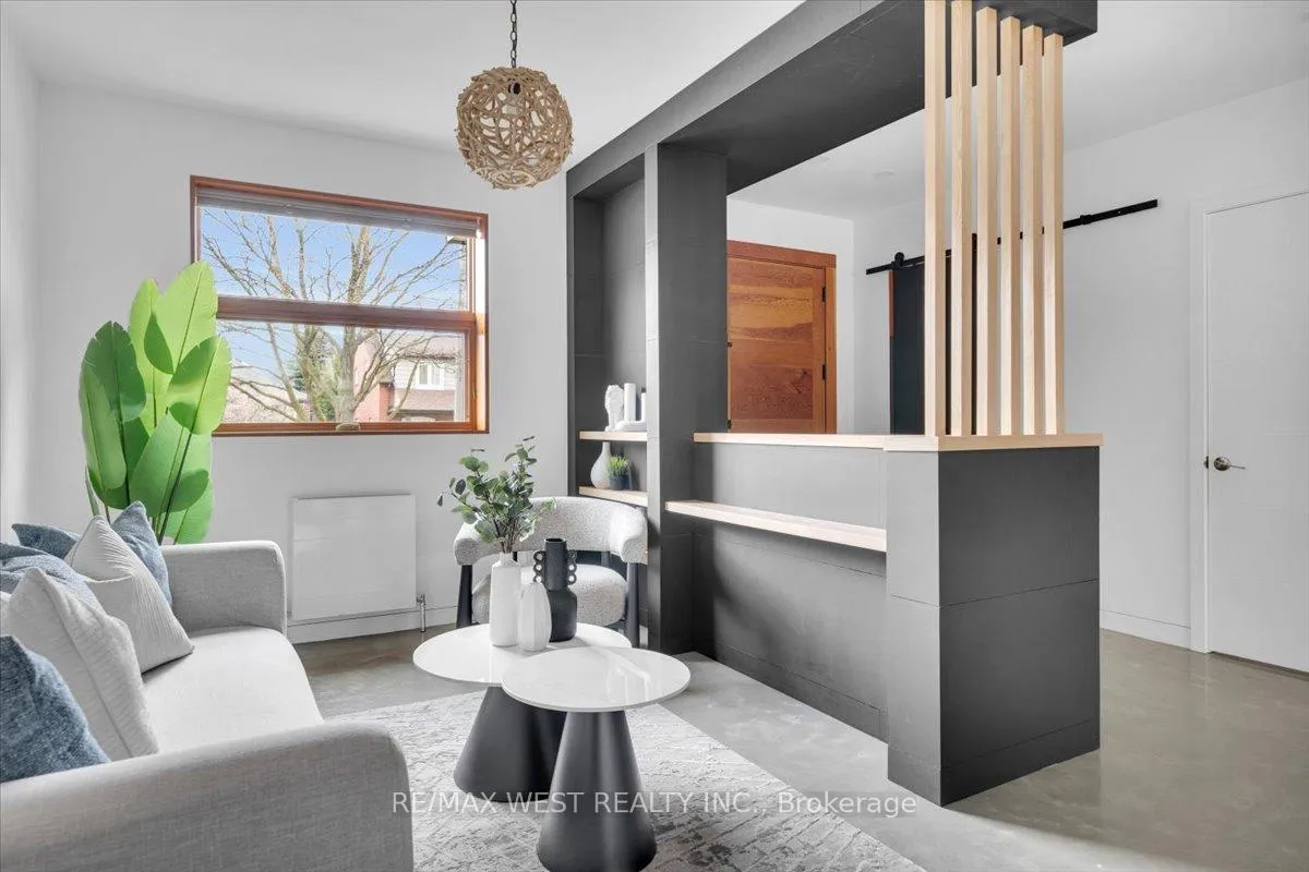 Photo 12 of 38 Smithfield Drive, Etobicoke, Stonegate-Queensway — HOMEH