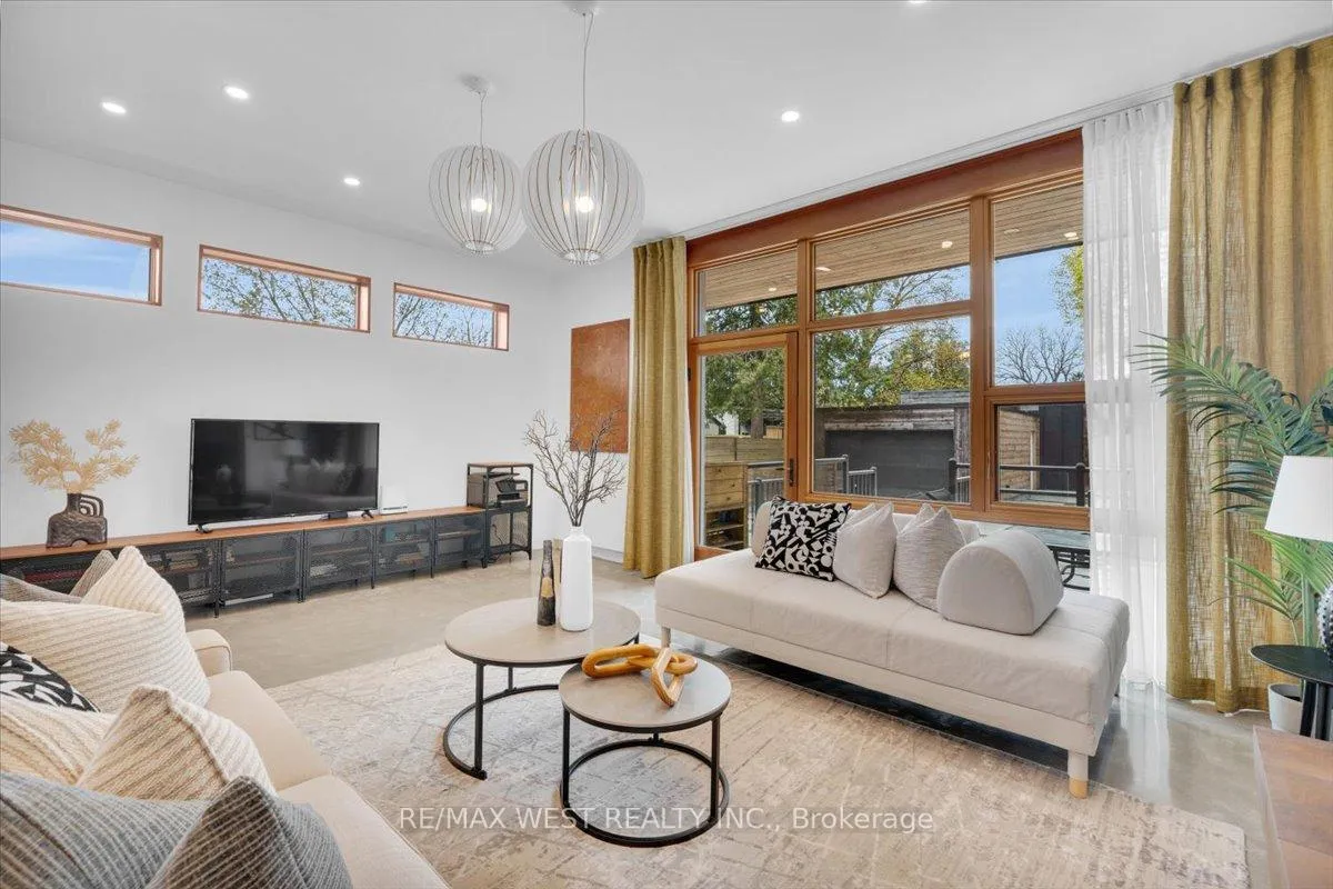 Photo 13 of 38 Smithfield Drive, Etobicoke, Stonegate-Queensway — HOMEH
