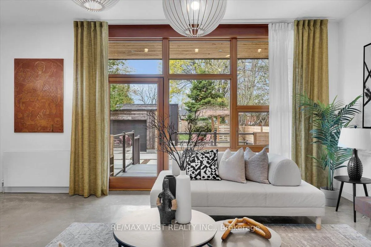 Photo 14 of 38 Smithfield Drive, Etobicoke, Stonegate-Queensway — HOMEH