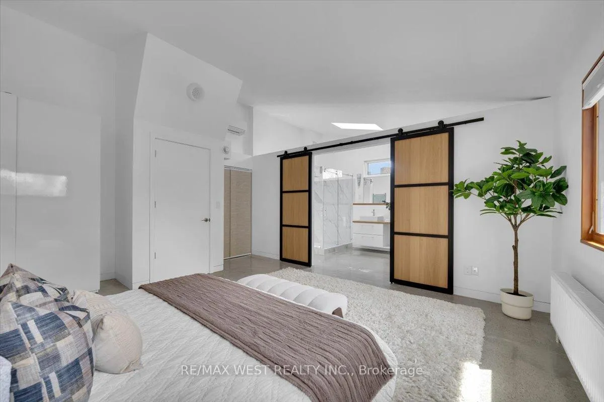 Photo 23 of 38 Smithfield Drive, Etobicoke, Stonegate-Queensway — HOMEH