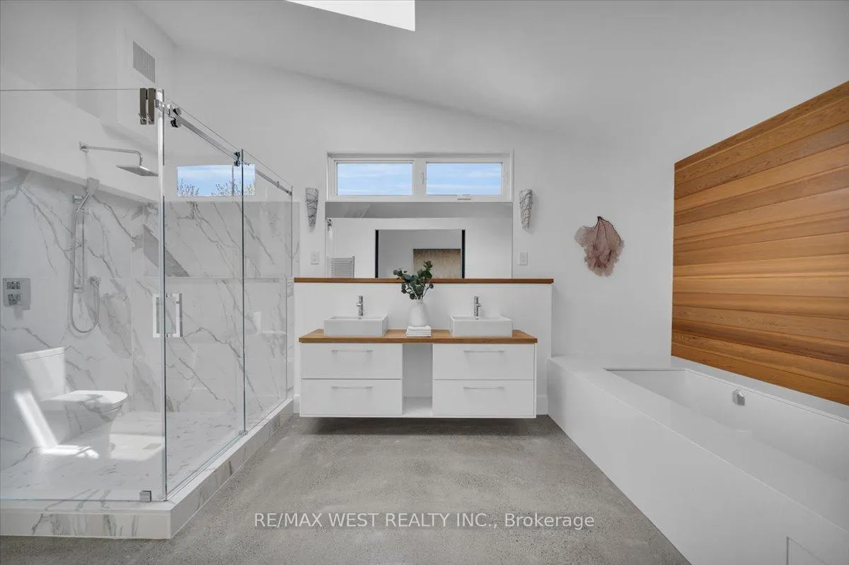 Photo 24 of 38 Smithfield Drive, Etobicoke, Stonegate-Queensway — HOMEH