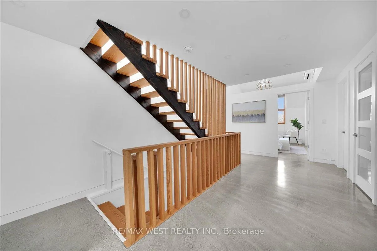 Photo 28 of 38 Smithfield Drive, Etobicoke, Stonegate-Queensway — HOMEH