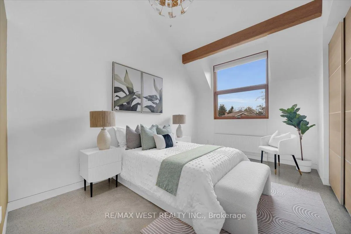 Photo 32 of 38 Smithfield Drive, Etobicoke, Stonegate-Queensway — HOMEH