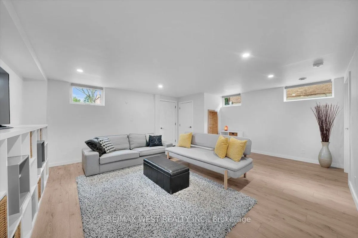 Photo 39 of 38 Smithfield Drive, Etobicoke, Stonegate-Queensway — HOMEH