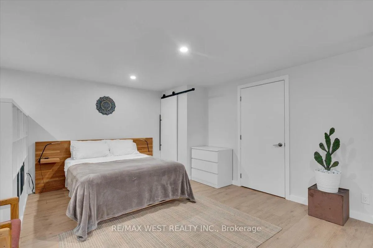 Photo 41 of 38 Smithfield Drive, Etobicoke, Stonegate-Queensway — HOMEH