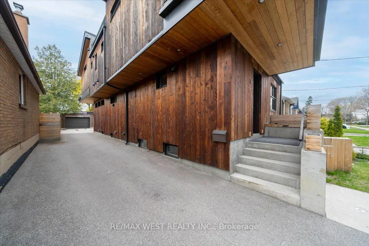 Photo 5 of 38 Smithfield Drive, Etobicoke, Stonegate-Queensway — HOMEH