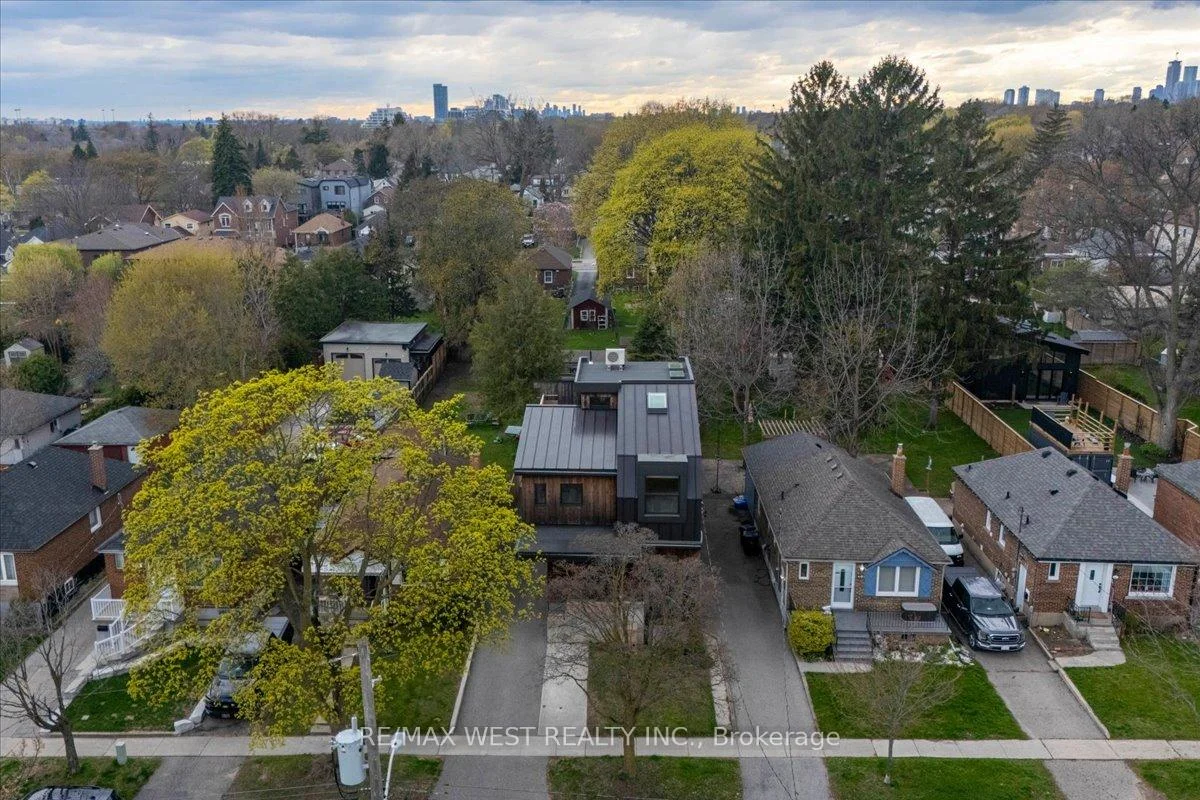 Photo 2 of 38 Smithfield Drive, Etobicoke, Stonegate-Queensway — HOMEH