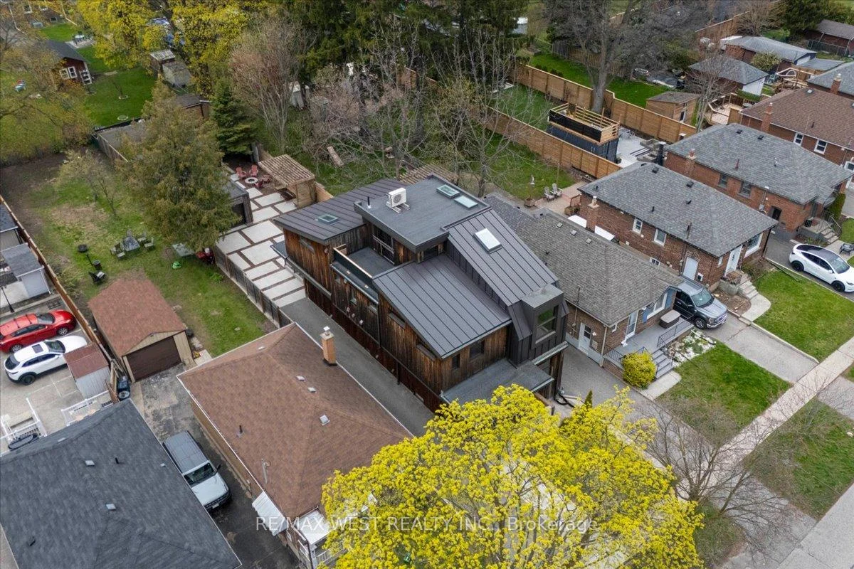 Photo 3 of 38 Smithfield Drive, Etobicoke, Stonegate-Queensway — HOMEH