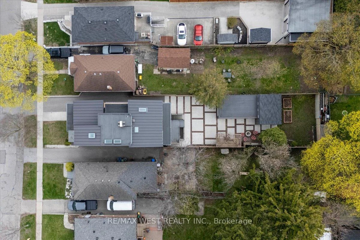 Photo 4 of 38 Smithfield Drive, Etobicoke, Stonegate-Queensway — HOMEH