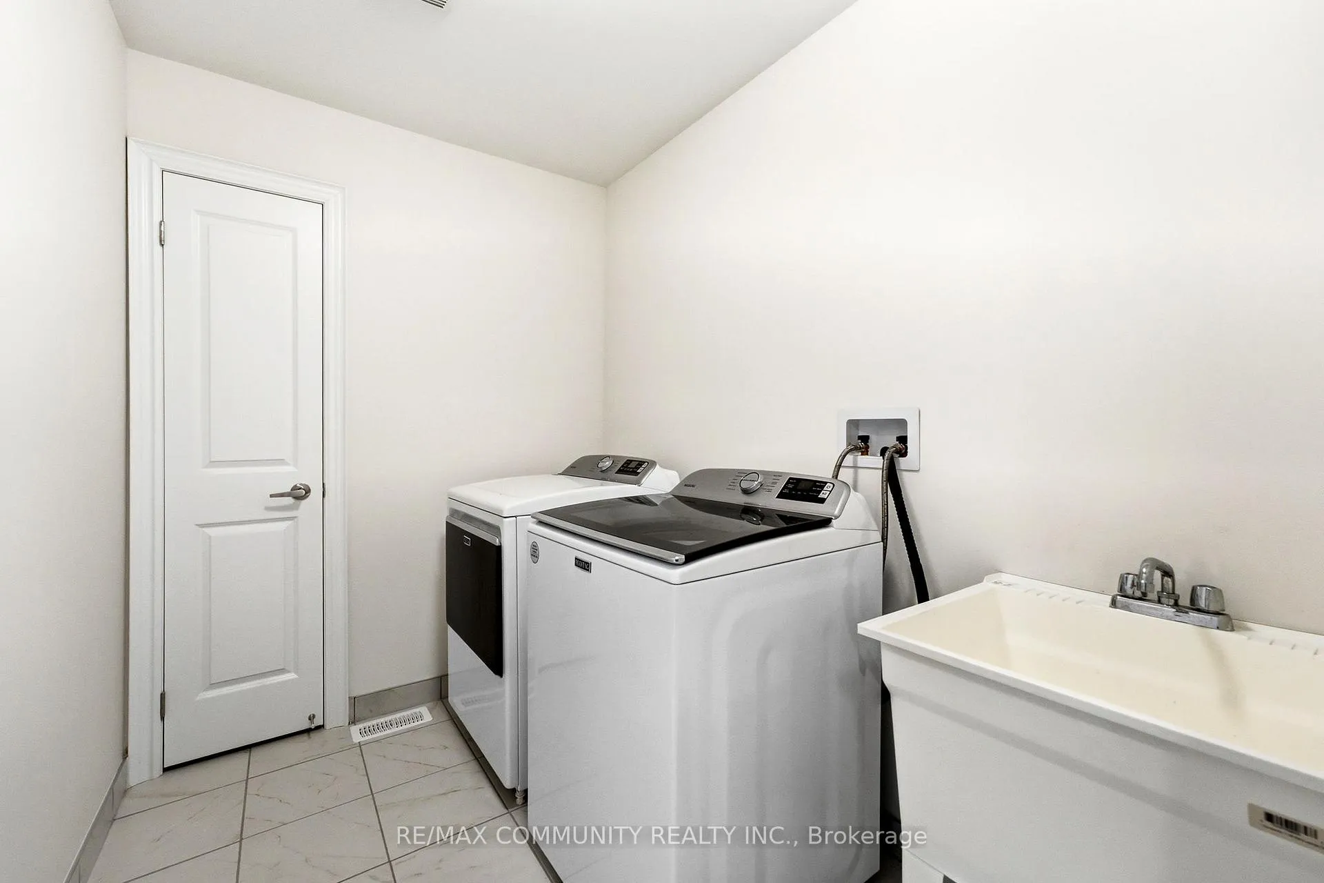 Photo 42 of 54 Olerud Drive, Whitby, Rural Whitby — HOMEH