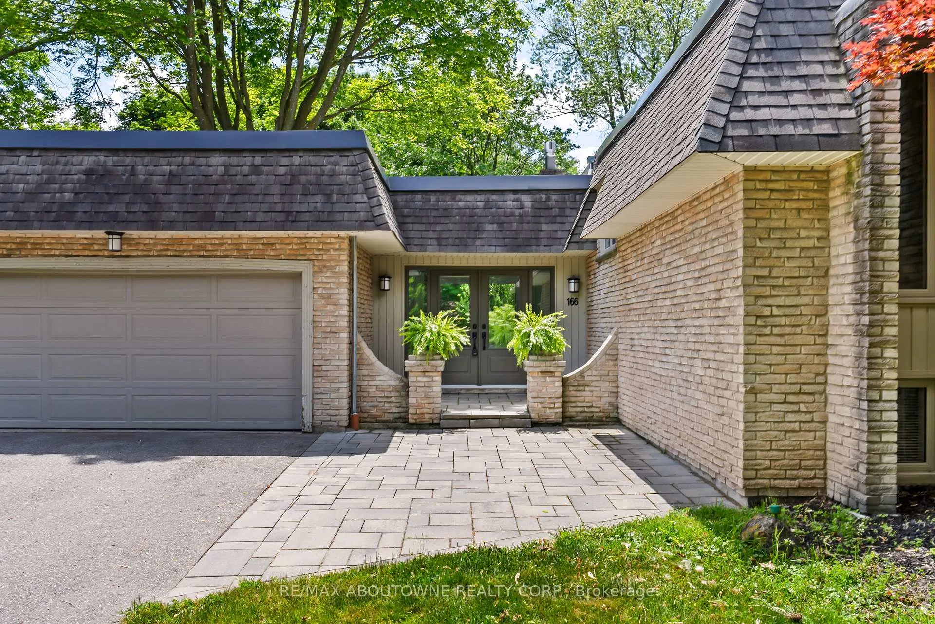Photo 3 of 166 Castle Crescent, Oakville, Ford — HOMEH
