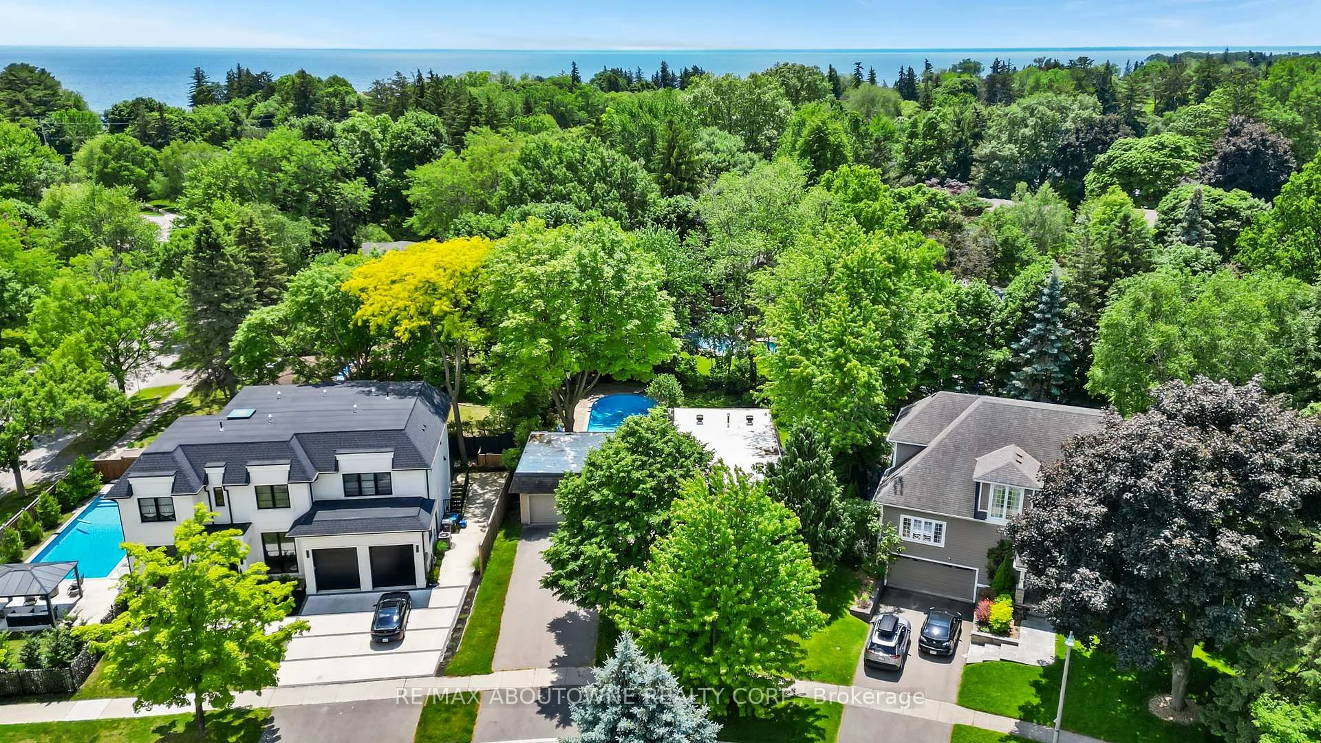 Photo 4 of 166 Castle Crescent, Oakville, Ford — HOMEH