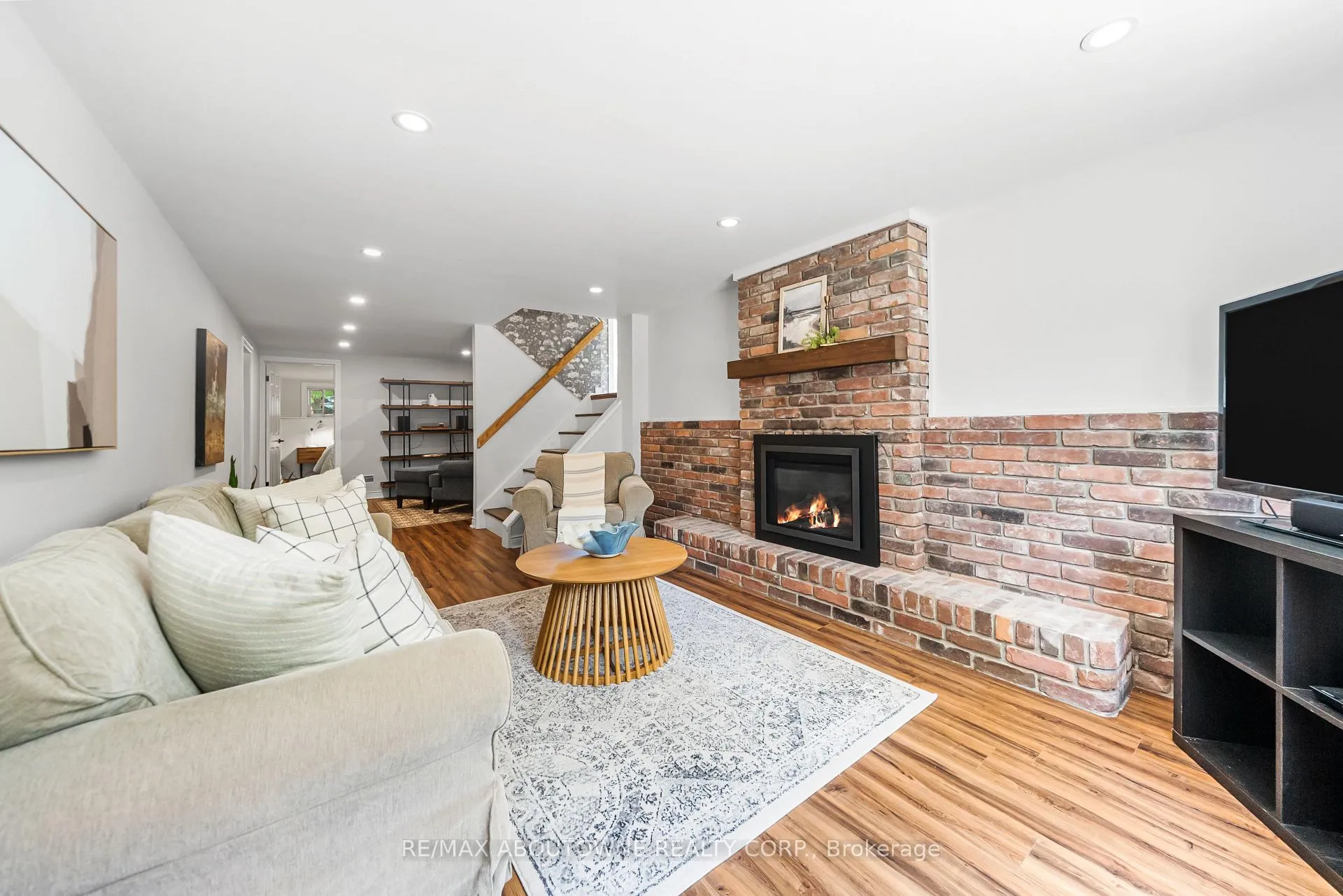 Photo 22 of 166 Castle Crescent, Oakville, Ford — HOMEH
