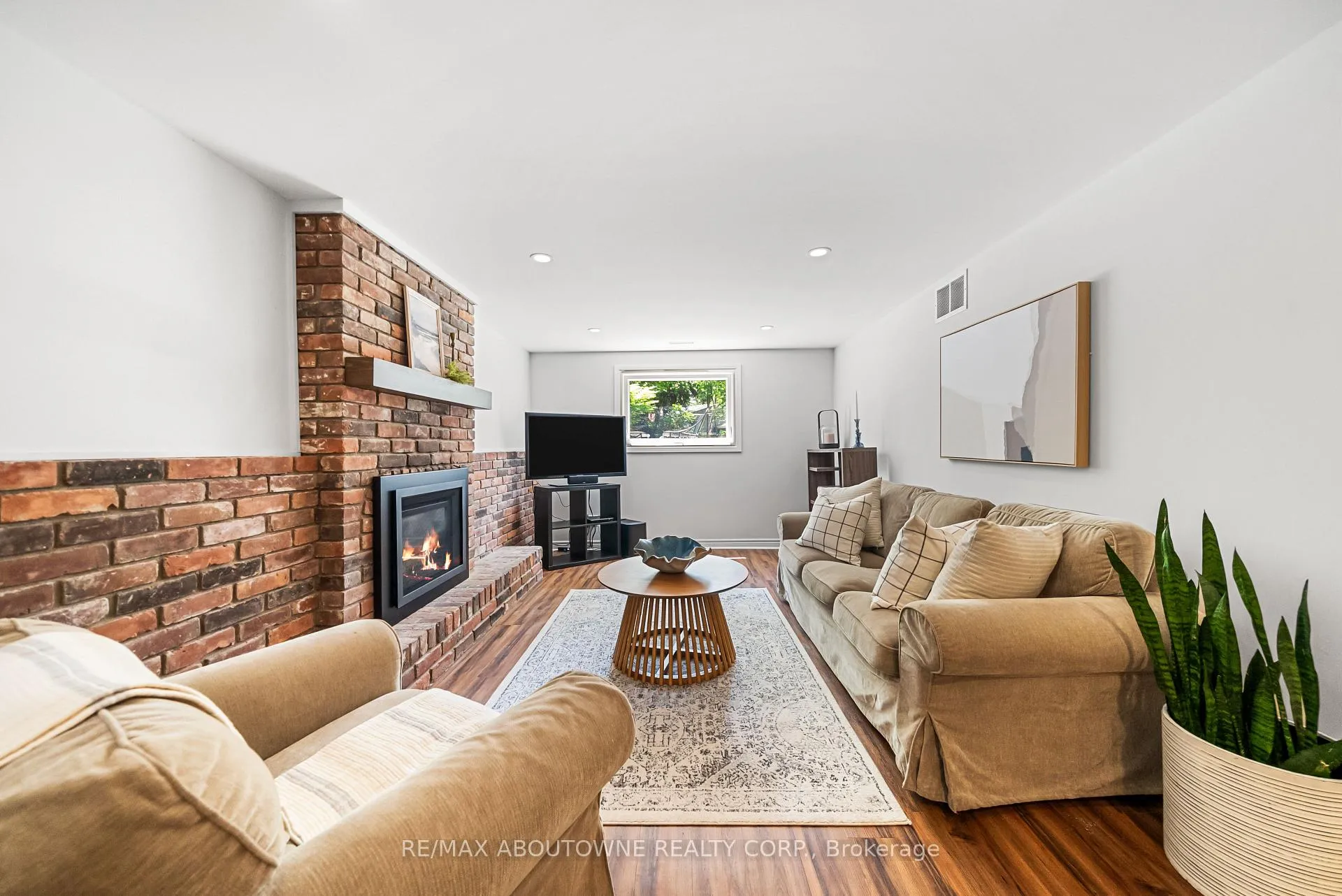 Photo 23 of 166 Castle Crescent, Oakville, Ford — HOMEH