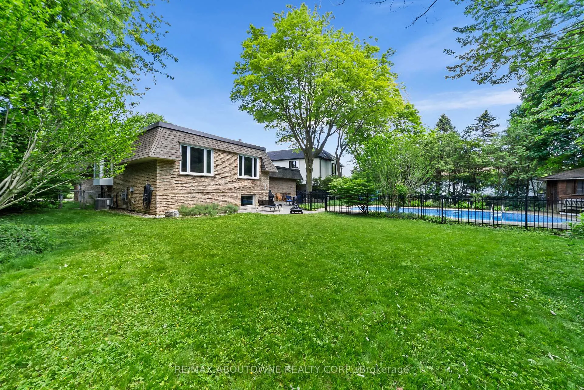 Photo 32 of 166 Castle Crescent, Oakville, Ford — HOMEH