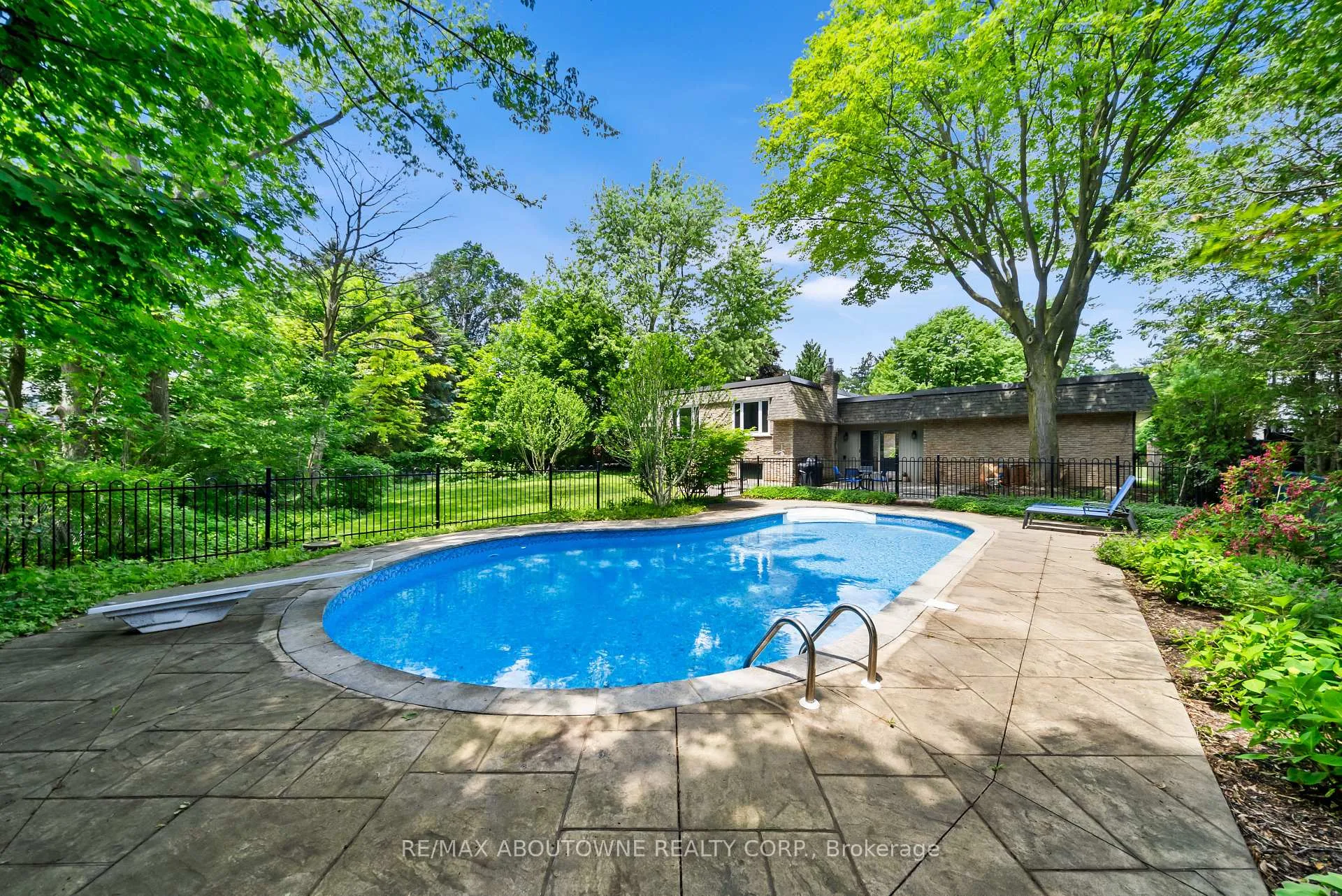 Photo 34 of 166 Castle Crescent, Oakville, Ford — HOMEH