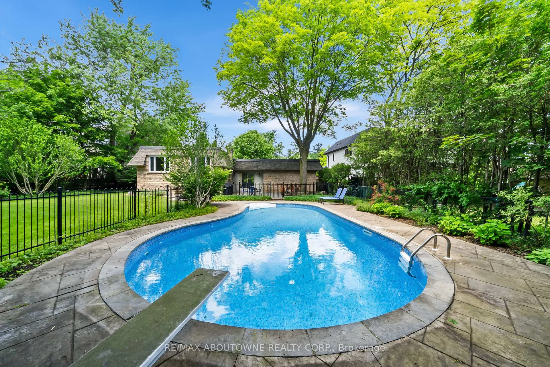 Photo 35 of 166 Castle Crescent, Oakville, Ford — HOMEH