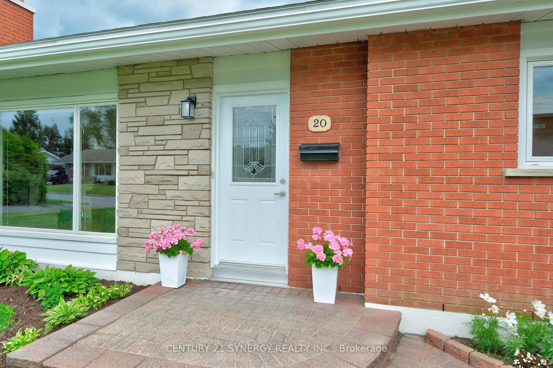 Photo 3 of 20 Sherry Lane, Ottawa, Manordale — HOMEH