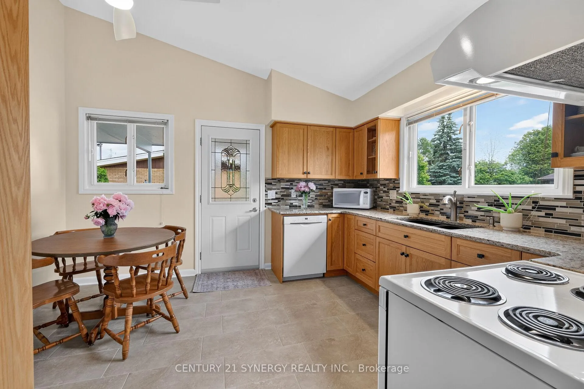 Photo 14 of 20 Sherry Lane, Ottawa, Manordale — HOMEH