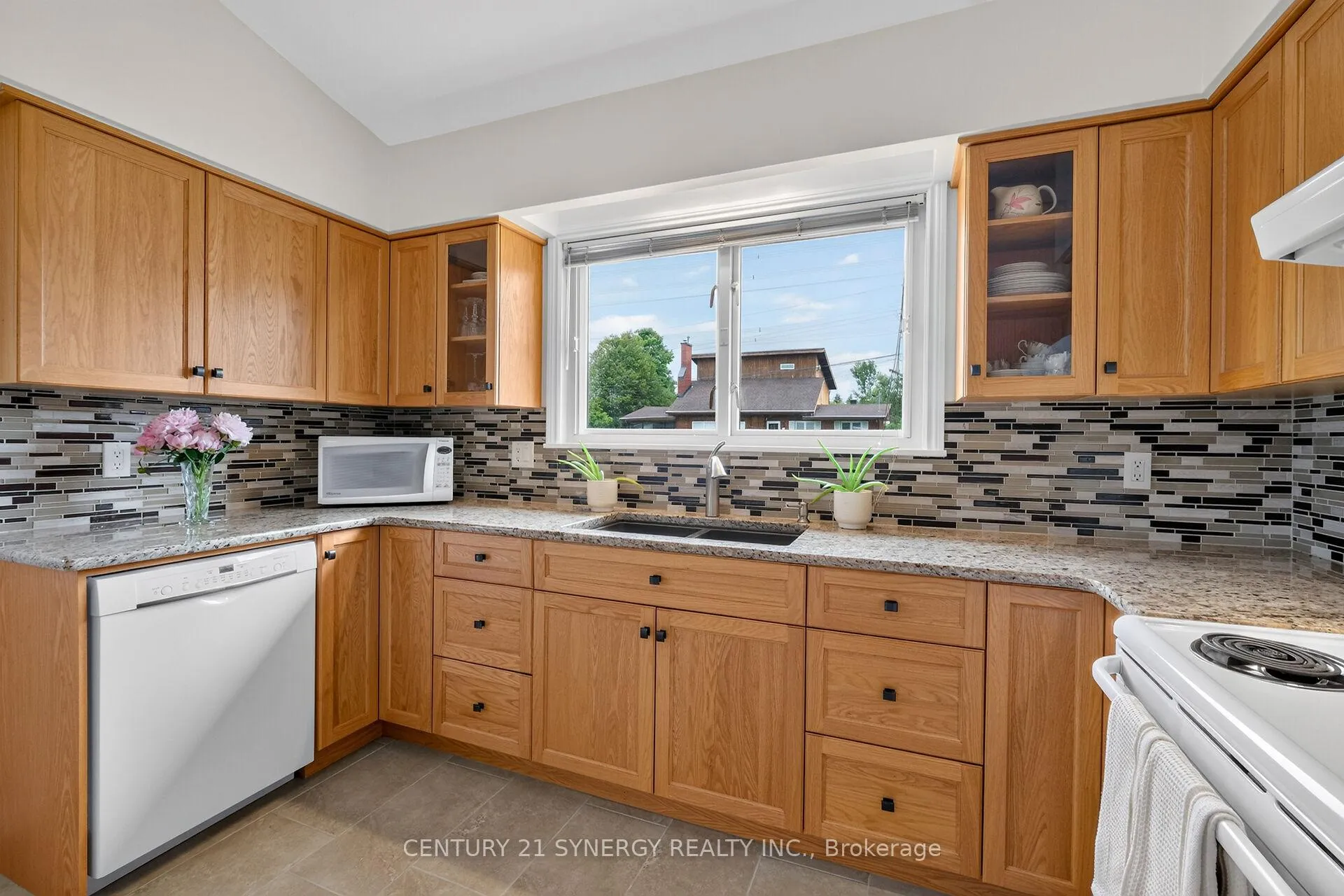 Photo 16 of 20 Sherry Lane, Ottawa, Manordale — HOMEH