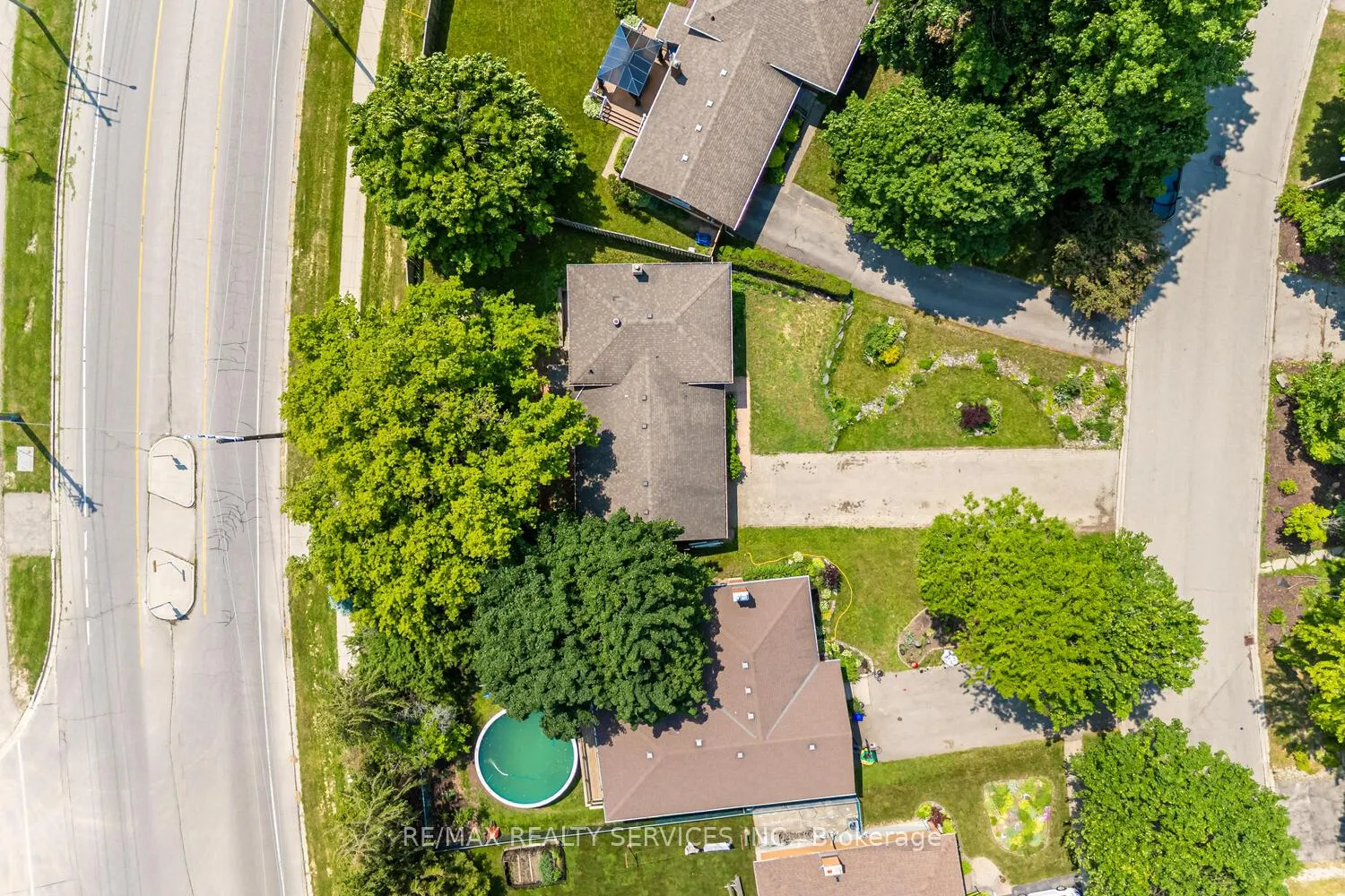 Photo 2 of 285 Thorncrest Drive, Waterloo, Lakeshore Village — HOMEH