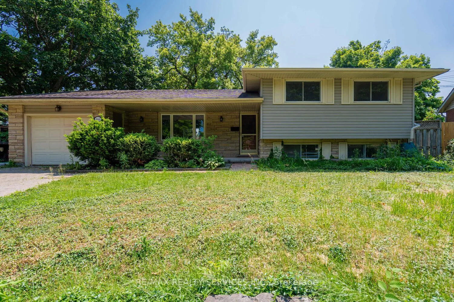 Photo 5 of 285 Thorncrest Drive, Waterloo, Lakeshore Village — HOMEH