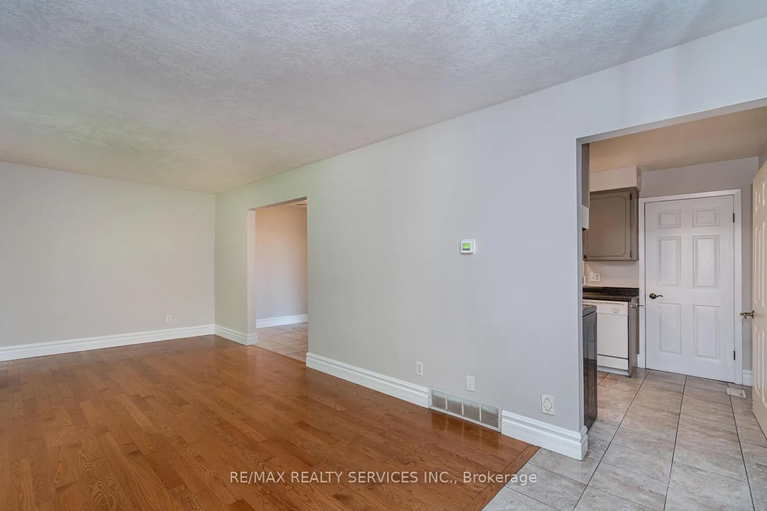 Photo 10 of 285 Thorncrest Drive, Waterloo, Lakeshore Village — HOMEH