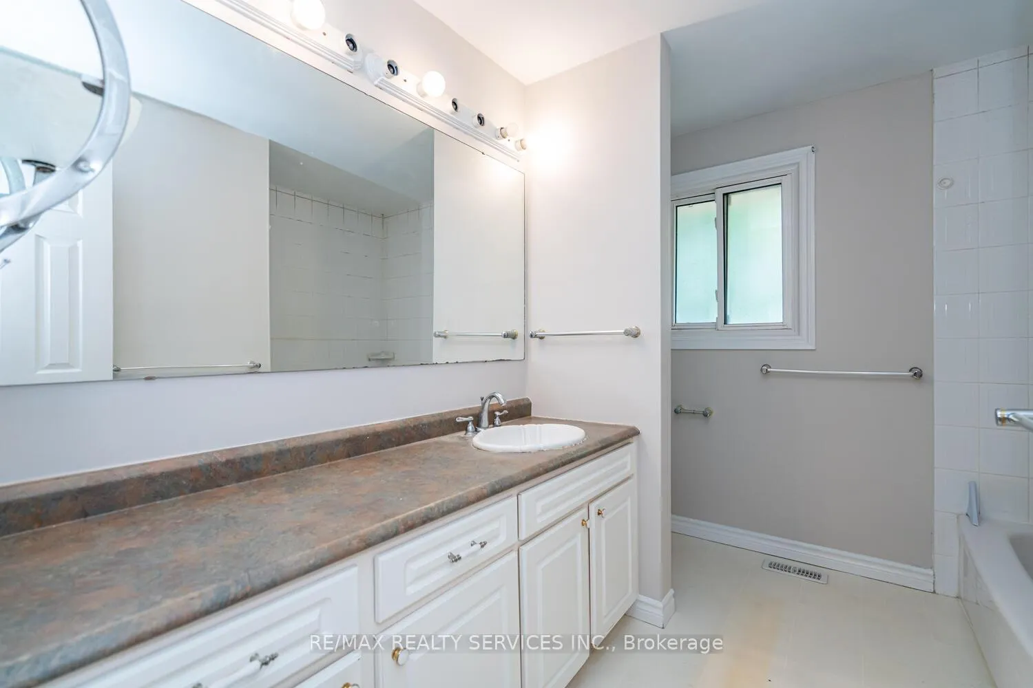 Photo 25 of 285 Thorncrest Drive, Waterloo, Lakeshore Village — HOMEH