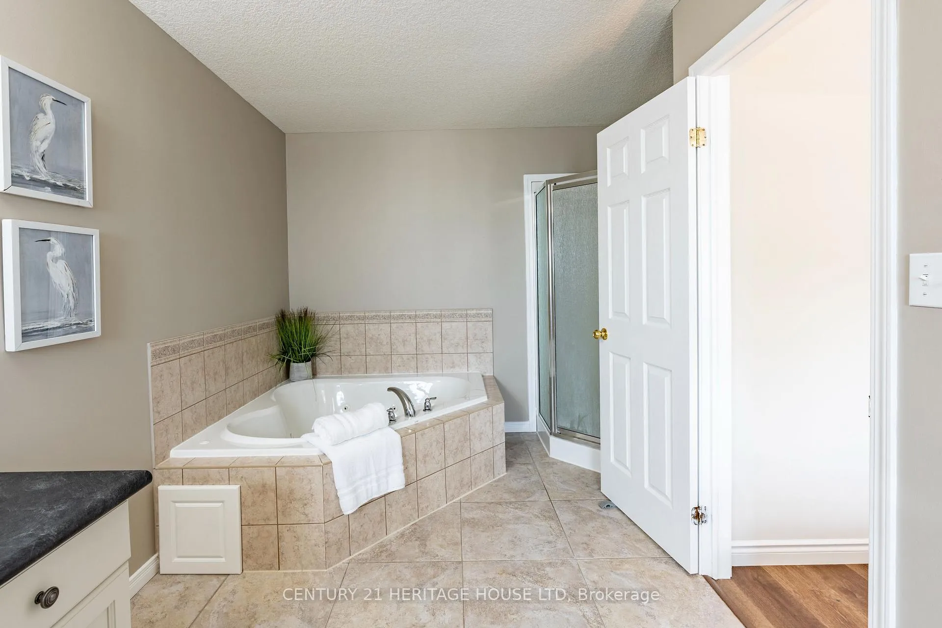 Photo 20 of 35 Parkvale Drive, Kitchener, Huron Park — HOMEH