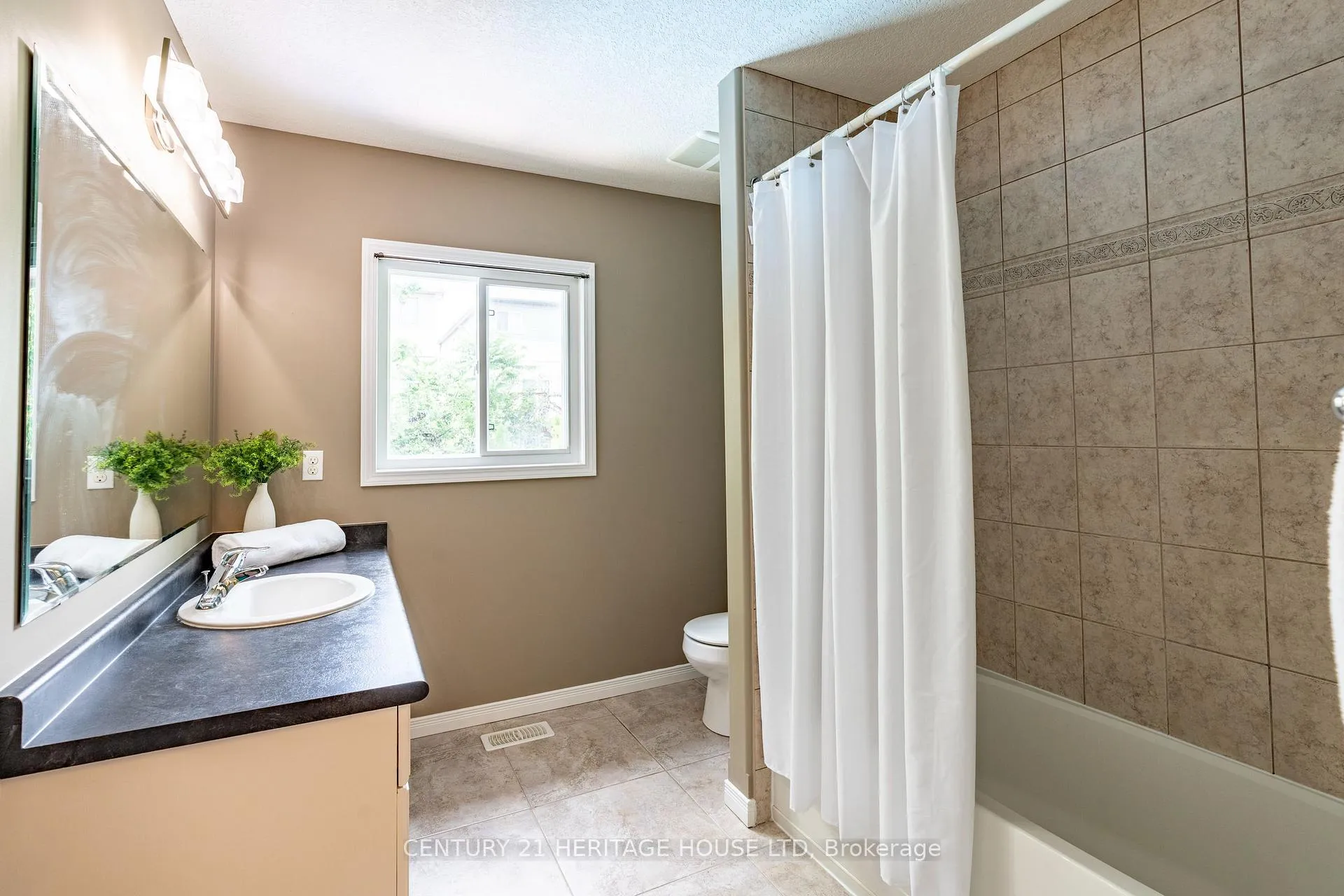 Photo 29 of 35 Parkvale Drive, Kitchener, Huron Park — HOMEH