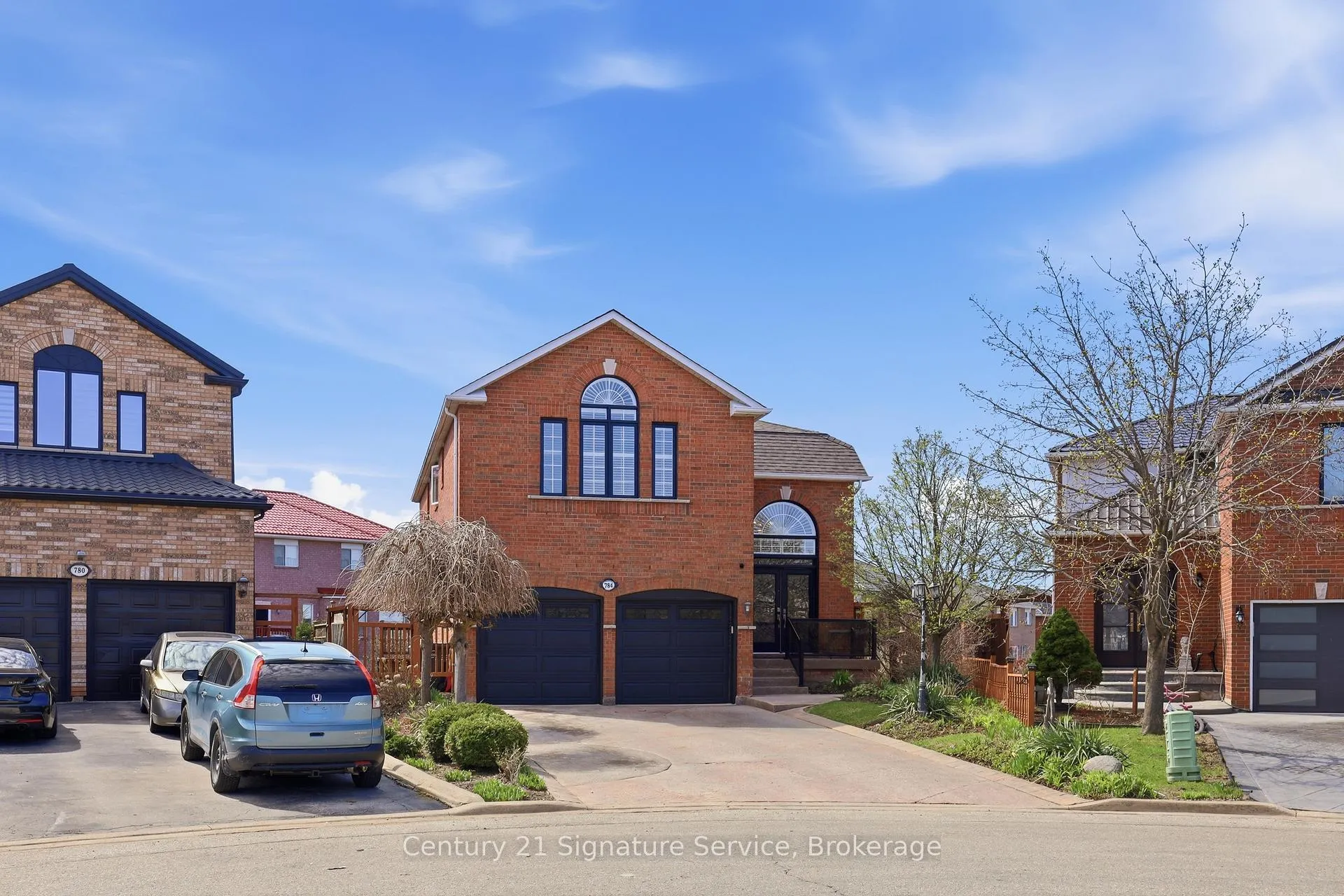 Photo 2 of 784 Avonshire Court, Mississauga, East Credit — HOMEH