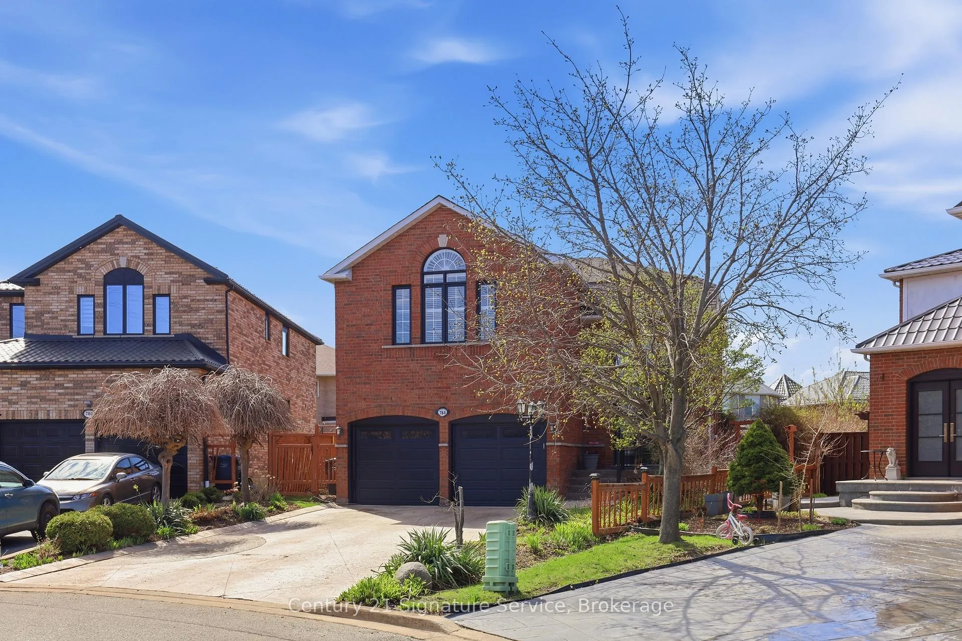 Photo 3 of 784 Avonshire Court, Mississauga, East Credit — HOMEH