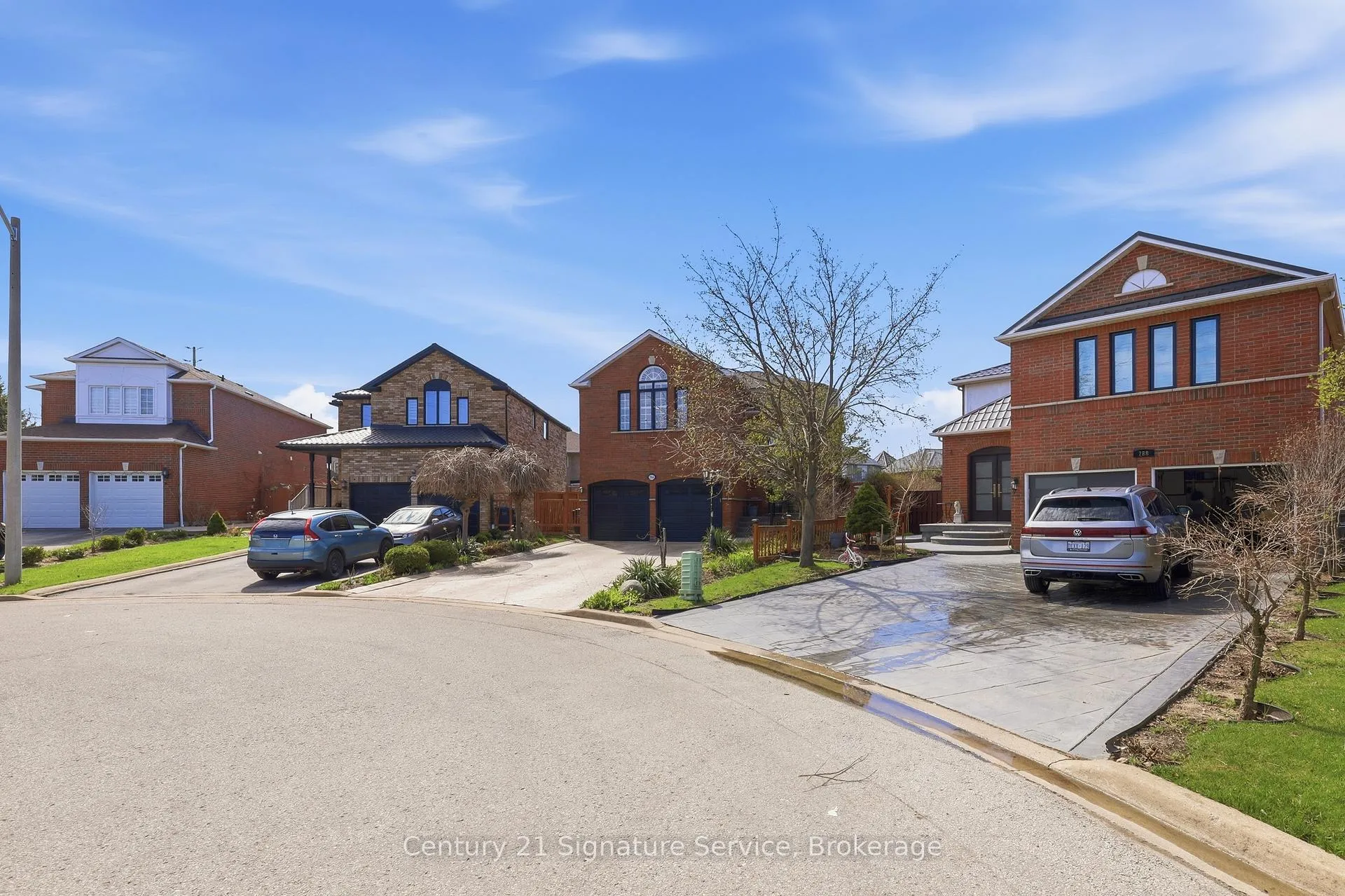 Photo 4 of 784 Avonshire Court, Mississauga, East Credit — HOMEH