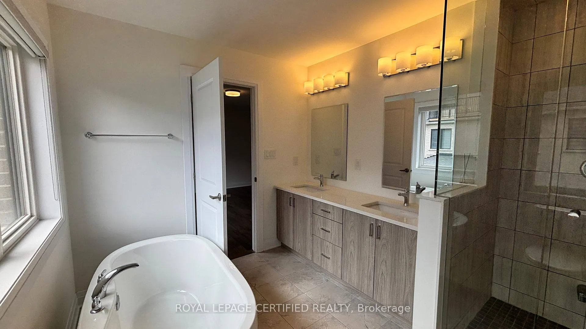 Photo 13 of 3281 Mariner Pass, Oakville, Glenorchy — HOMEH