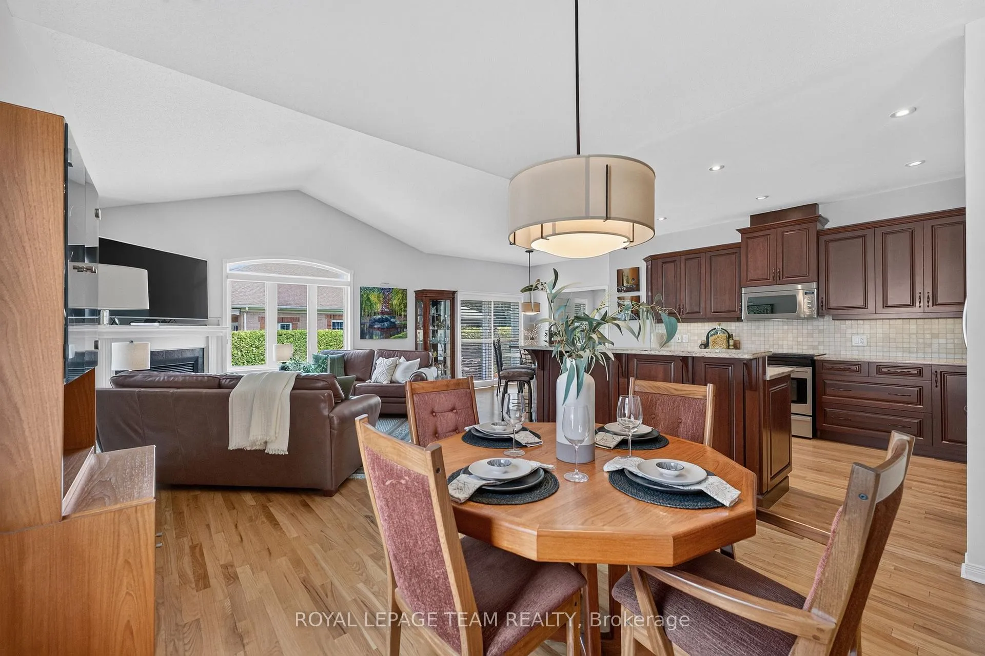 Photo 7 of 3 Goldora Private, Ottawa, Kanata - Kanata Lakes/Heritage Hills — HOMEH