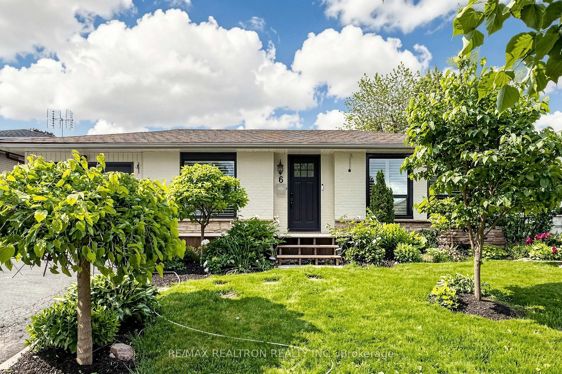 Photo 1 of 6 Dorling Avenue, Ajax, South East — HOMEH