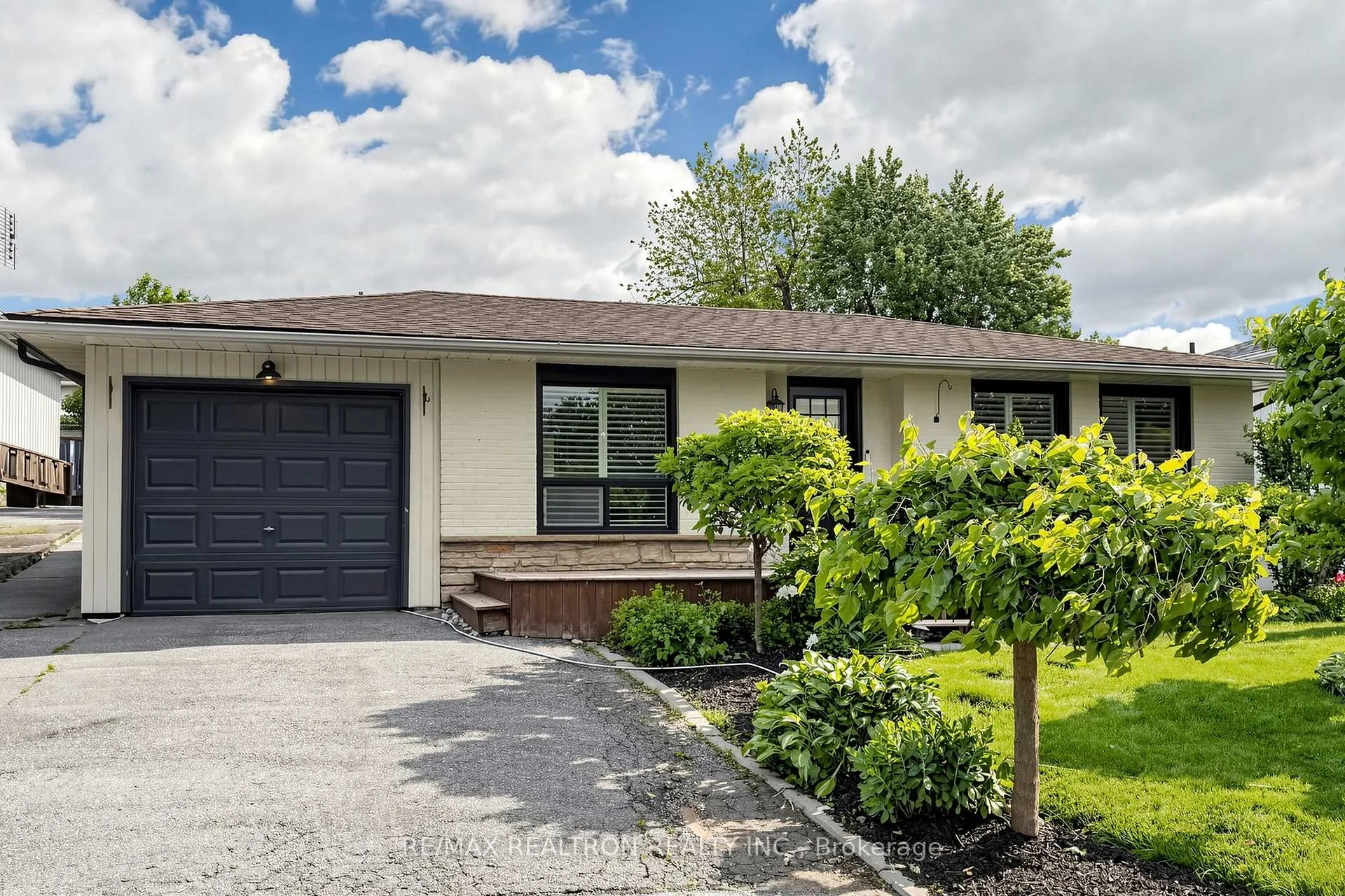 Photo 2 of 6 Dorling Avenue, Ajax, South East — HOMEH