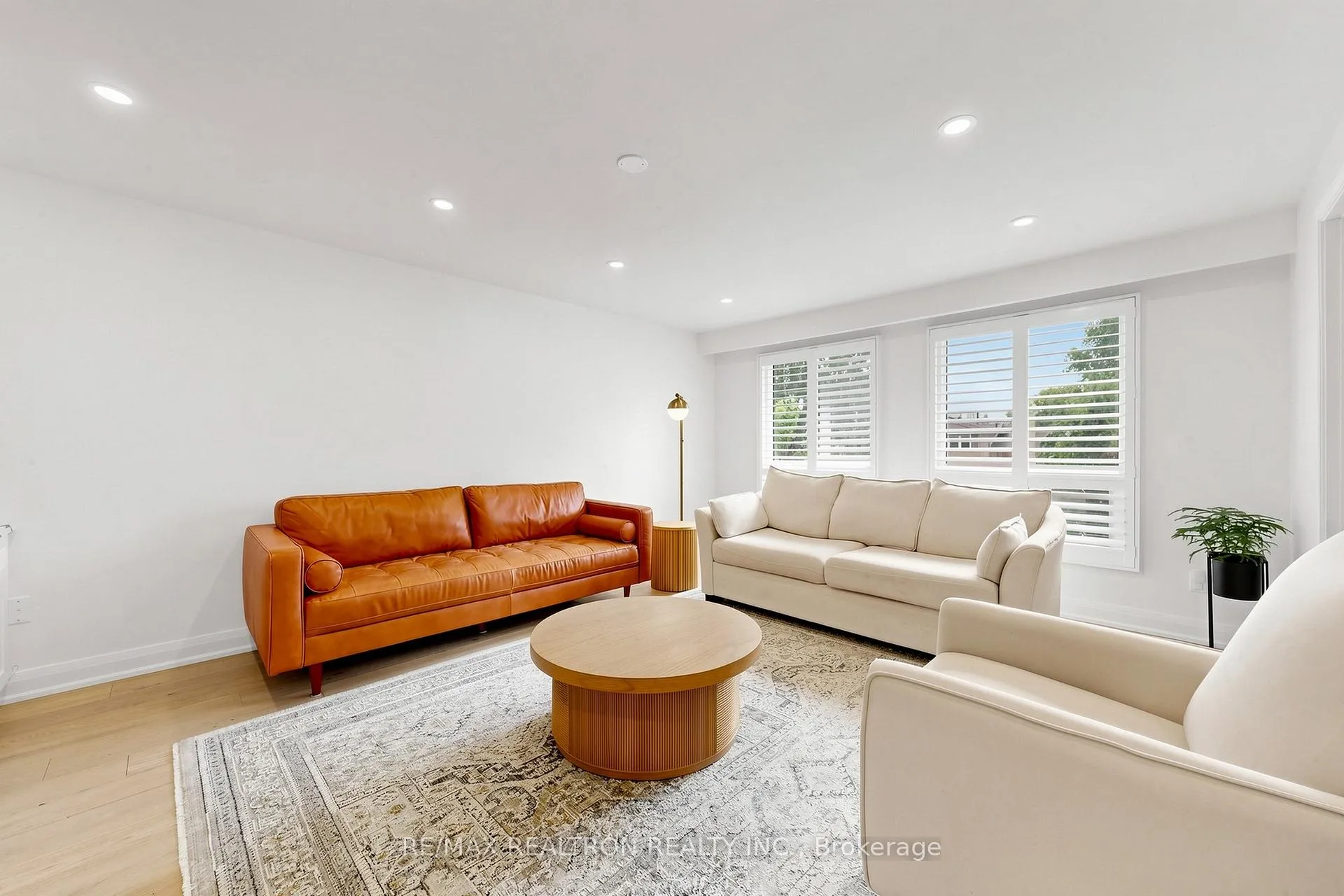 Photo 4 of 6 Dorling Avenue, Ajax, South East — HOMEH