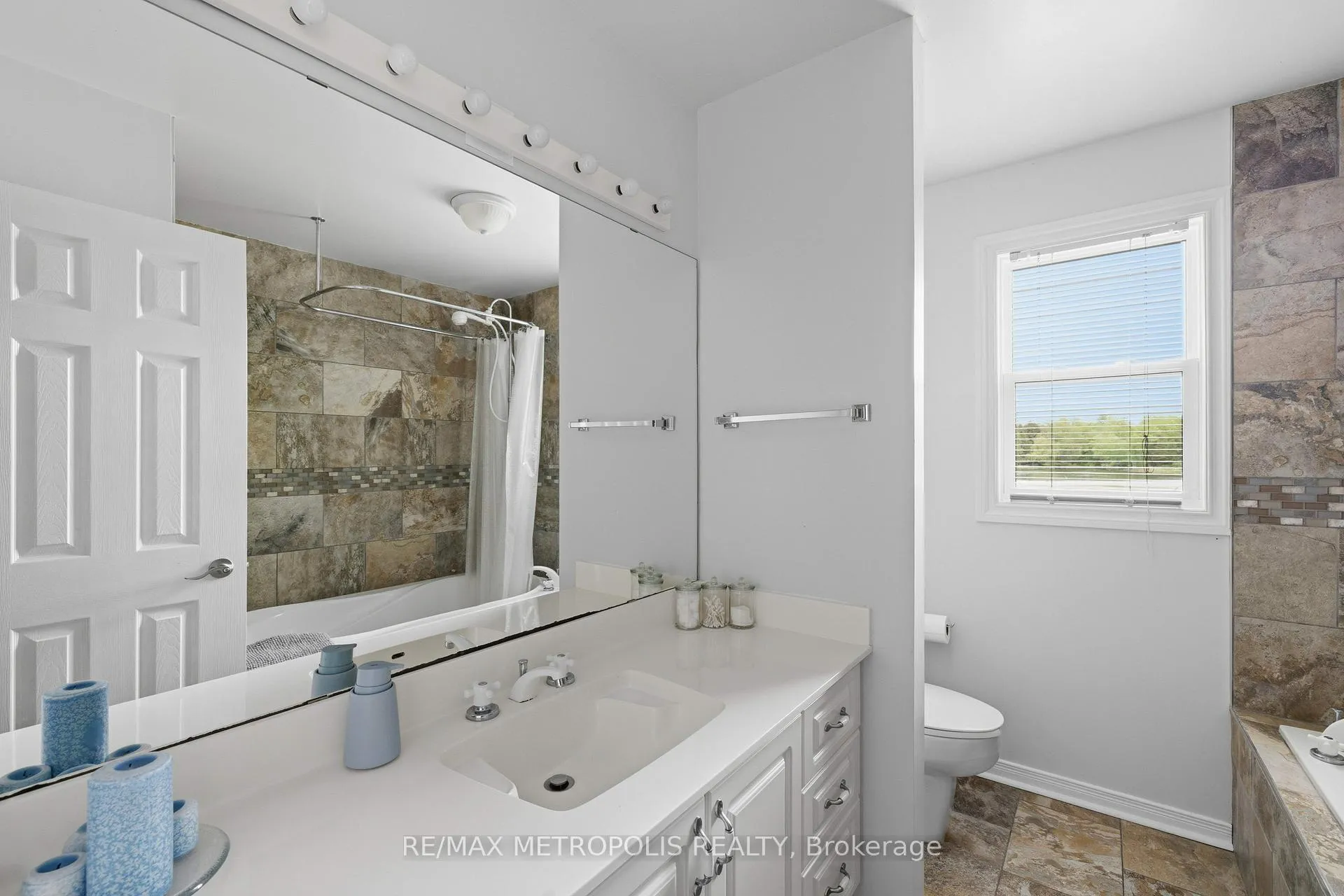 Photo 15 of Unit 114, 763 Narrows Lock Road, Rideau Lakes, Rideau Lakes (North Crosby) Twp — HOMEH