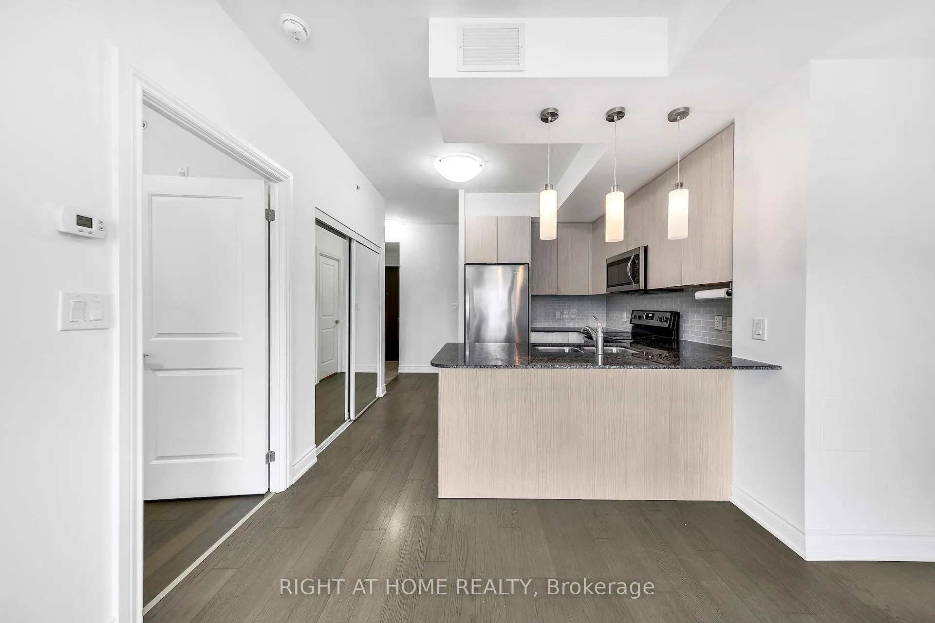 Photo 3 of Unit 316, 86 Woodbridge Avenue, Vaughan, West Woodbridge — HOMEH