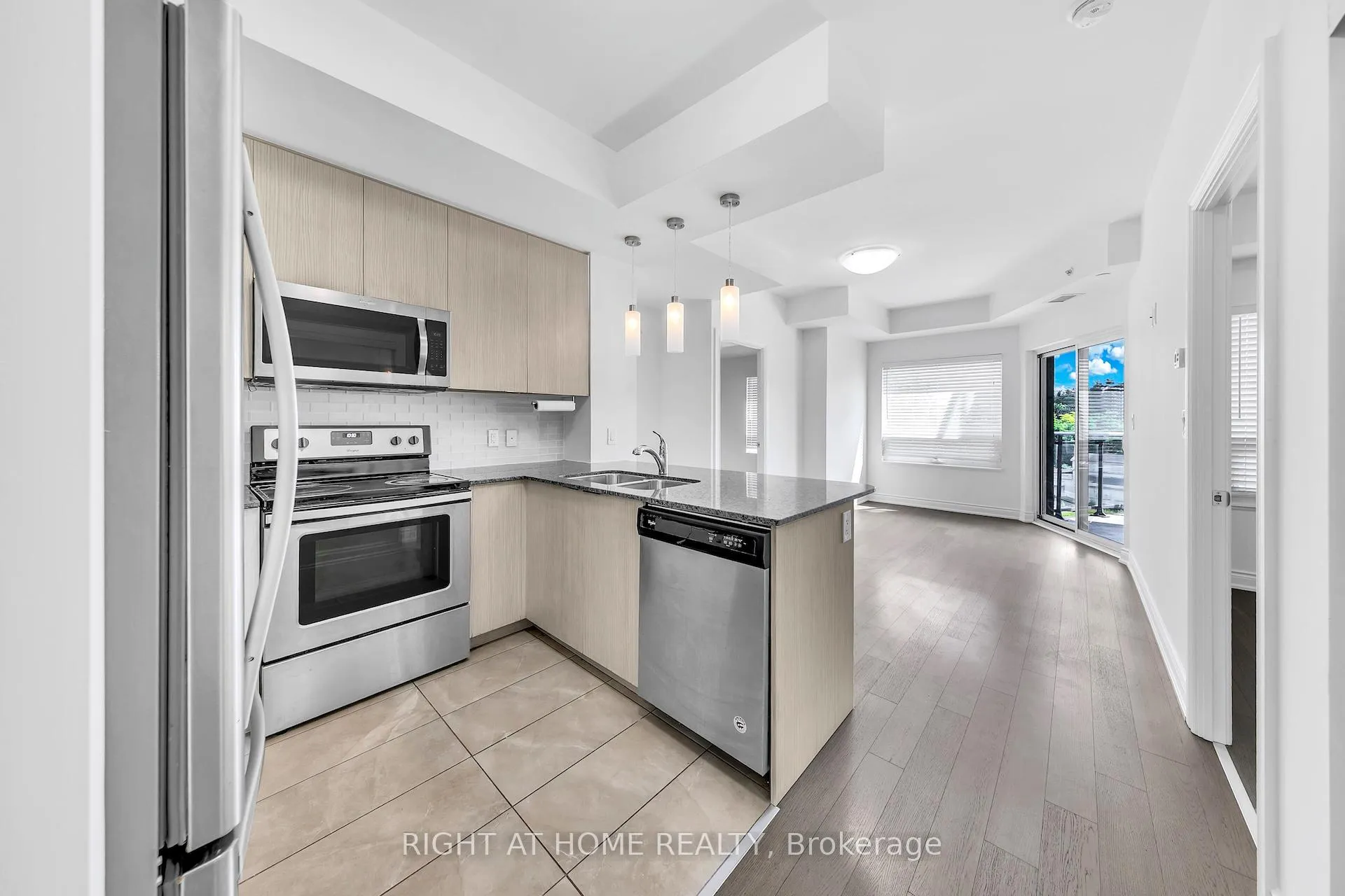Photo 4 of Unit 316, 86 Woodbridge Avenue, Vaughan, West Woodbridge — HOMEH