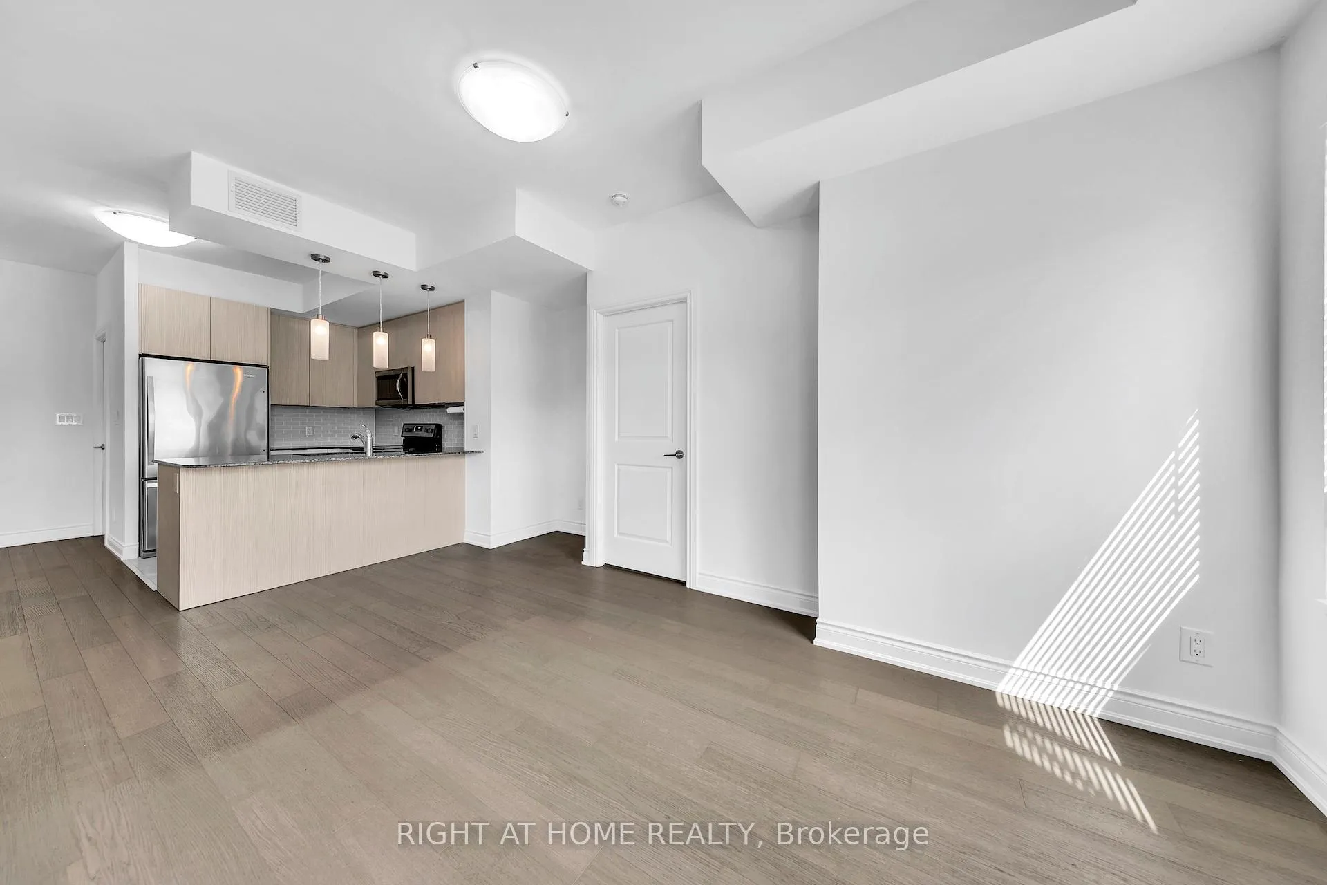 Photo 6 of Unit 316, 86 Woodbridge Avenue, Vaughan, West Woodbridge — HOMEH