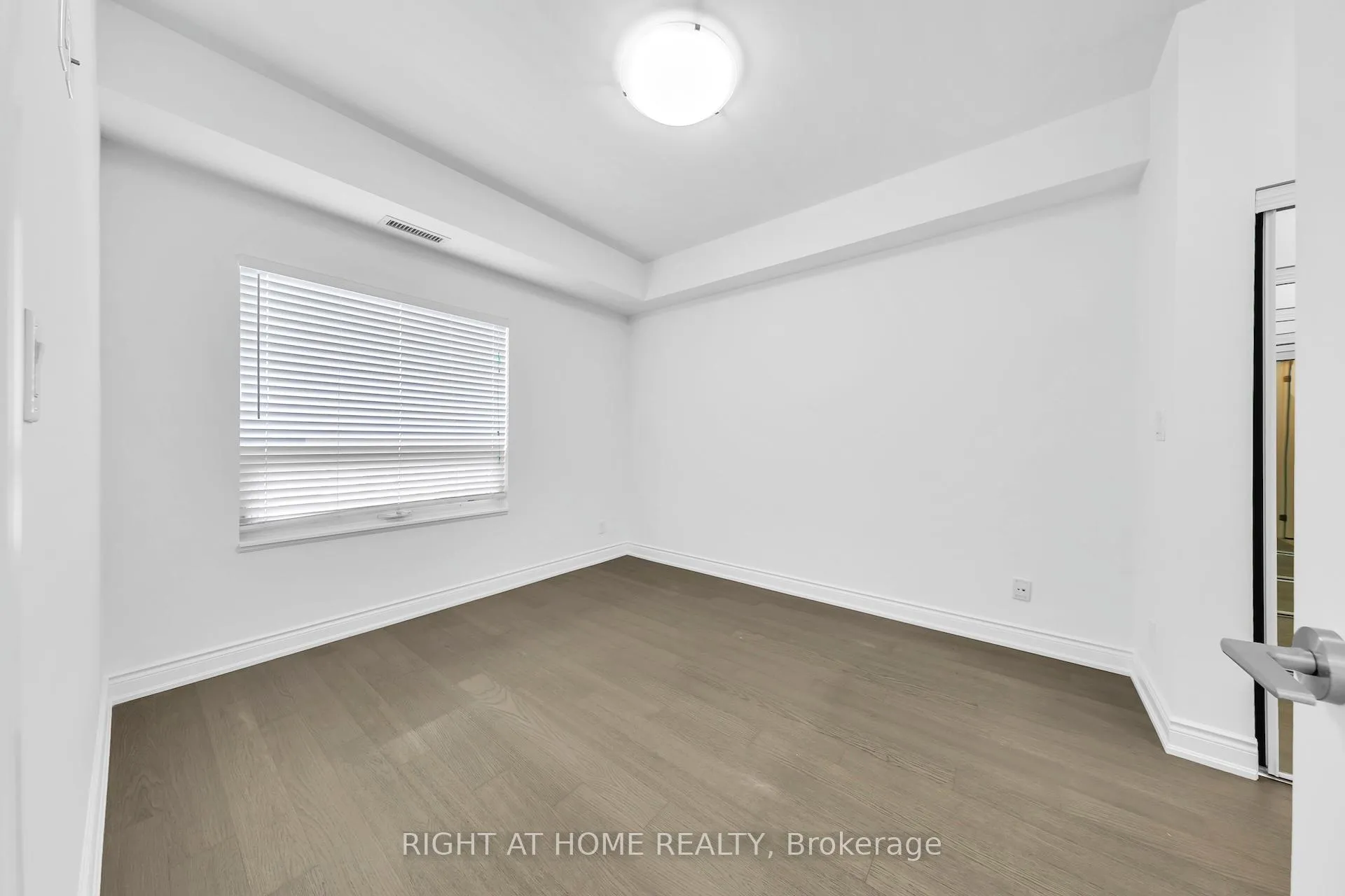 Photo 8 of Unit 316, 86 Woodbridge Avenue, Vaughan, West Woodbridge — HOMEH