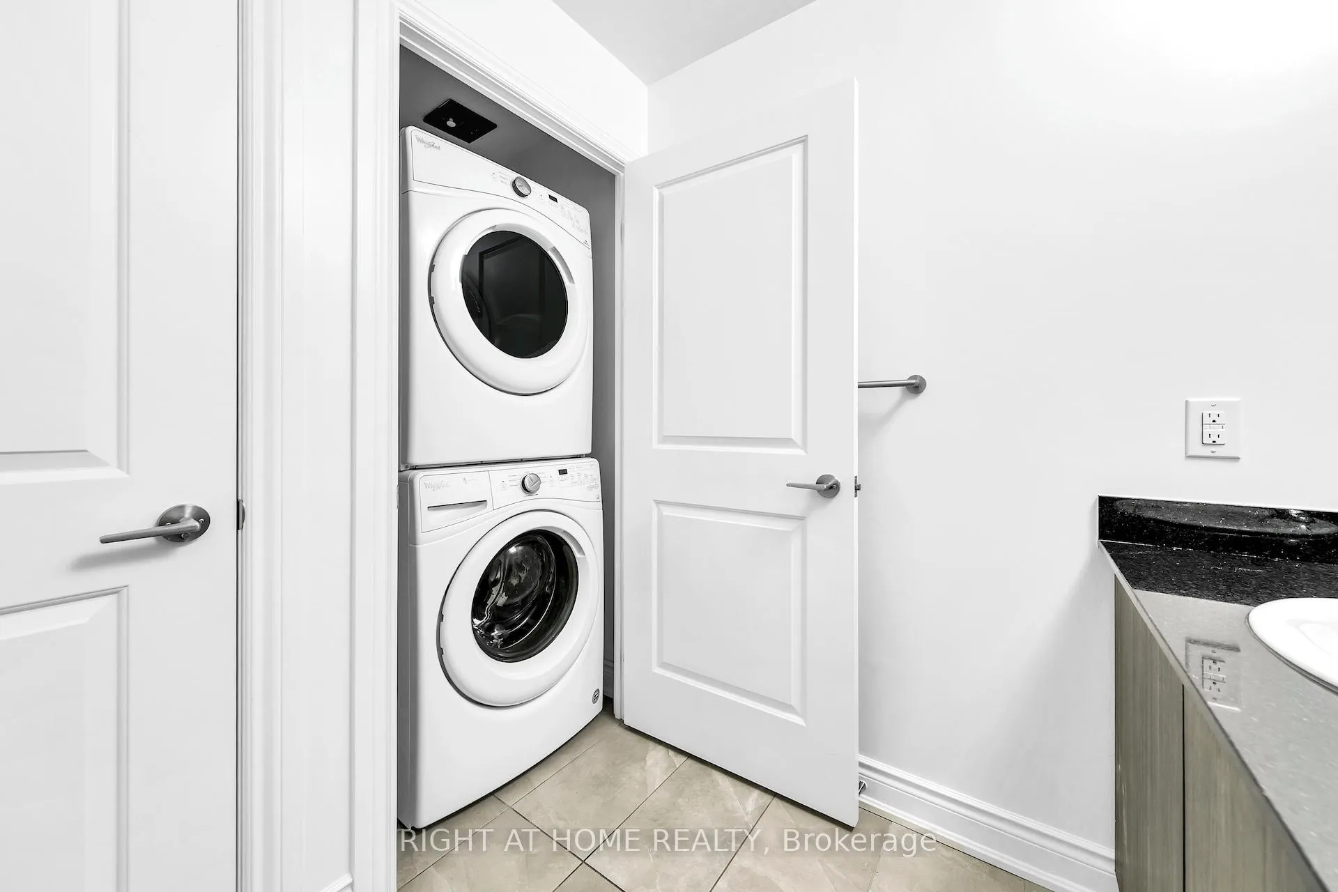 Photo 13 of Unit 316, 86 Woodbridge Avenue, Vaughan, West Woodbridge — HOMEH