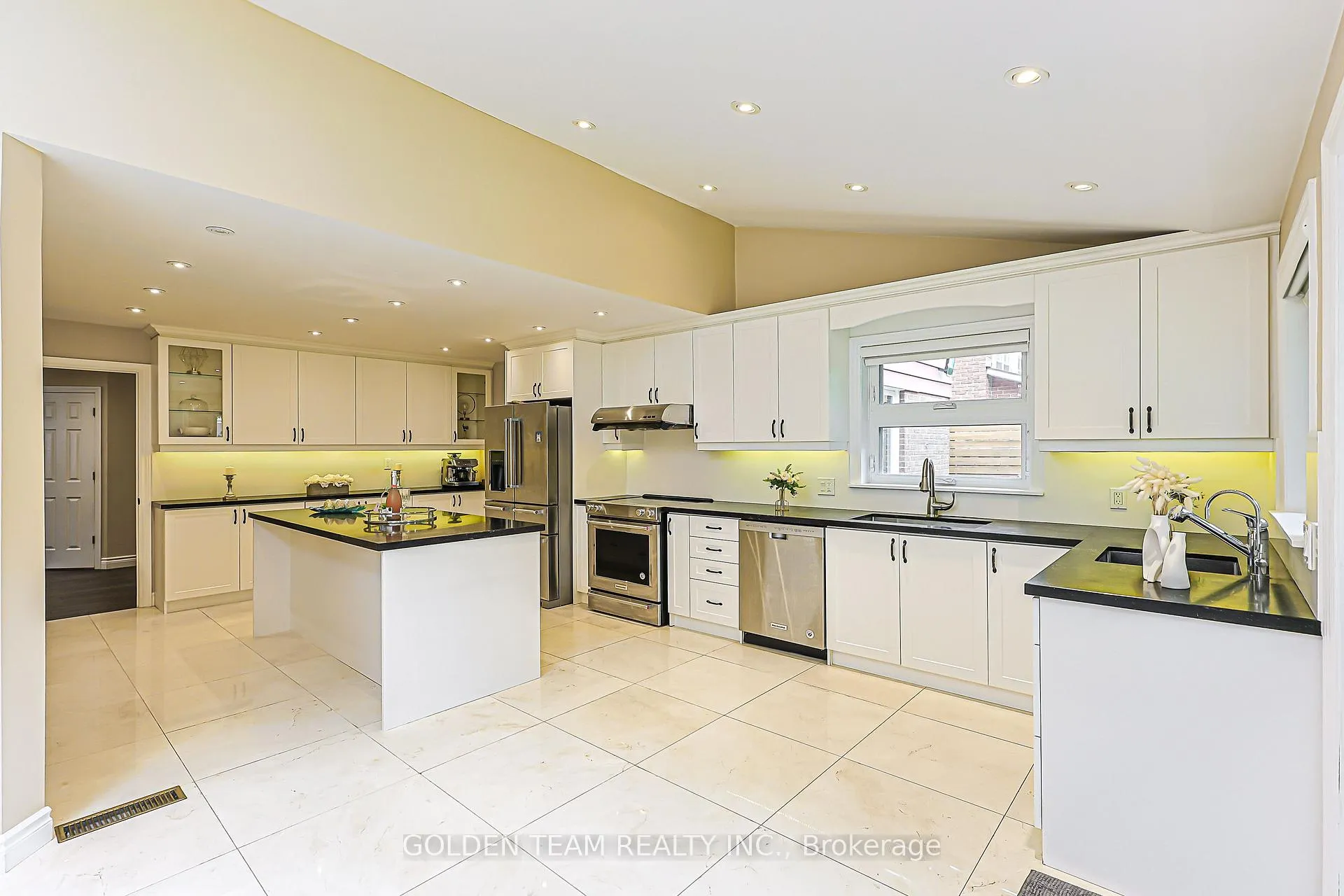 Photo 19 of 13 Elkpath Avenue, North York, St. Andrew-Windfields — HOMEH