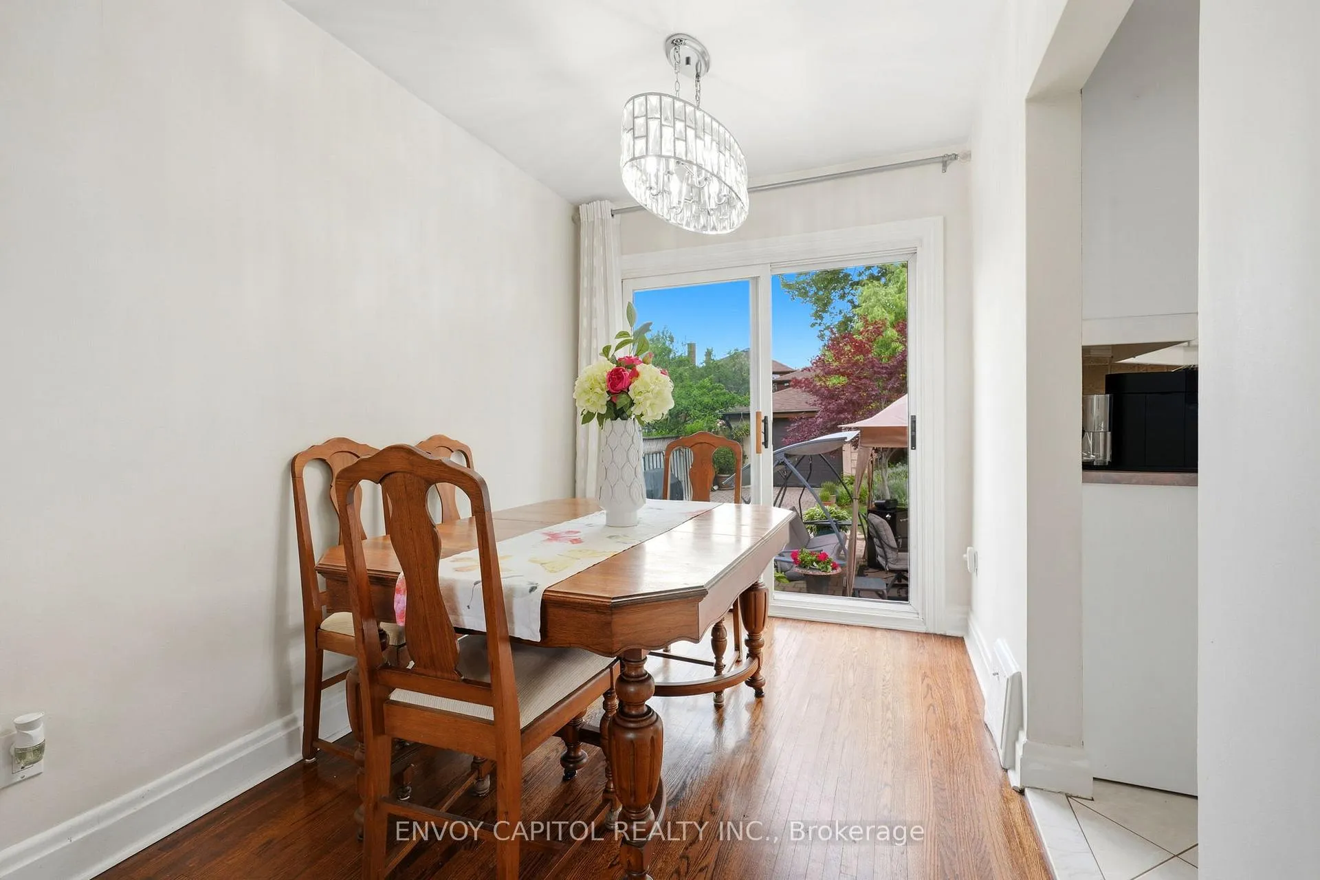 Photo 9 of 26 Deevale Road, North York, Downsview-Roding-CFB — HOMEH