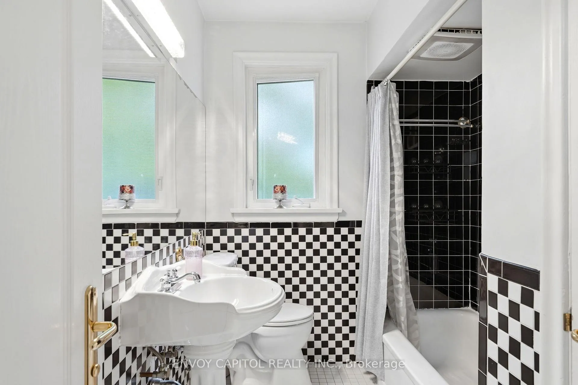 Photo 14 of 26 Deevale Road, North York, Downsview-Roding-CFB — HOMEH