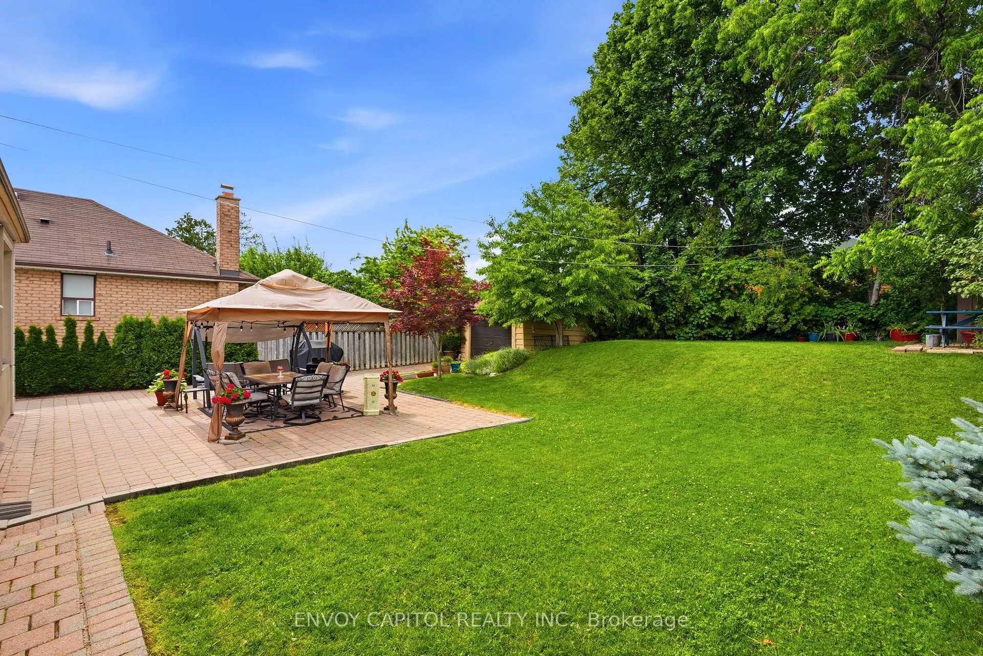 Photo 32 of 26 Deevale Road, North York, Downsview-Roding-CFB — HOMEH