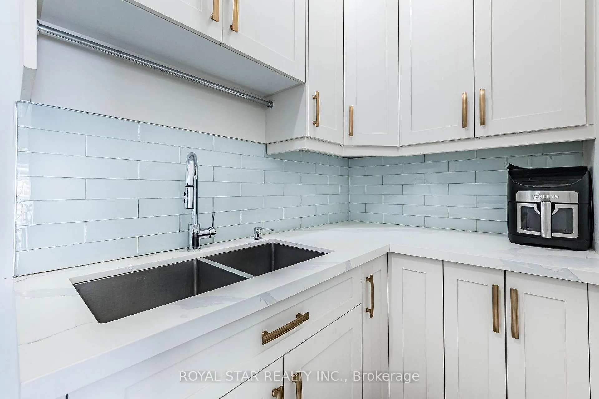 Photo 16 of 114 Folgate Crescent, Brampton, Sandringham-Wellington North — HOMEH